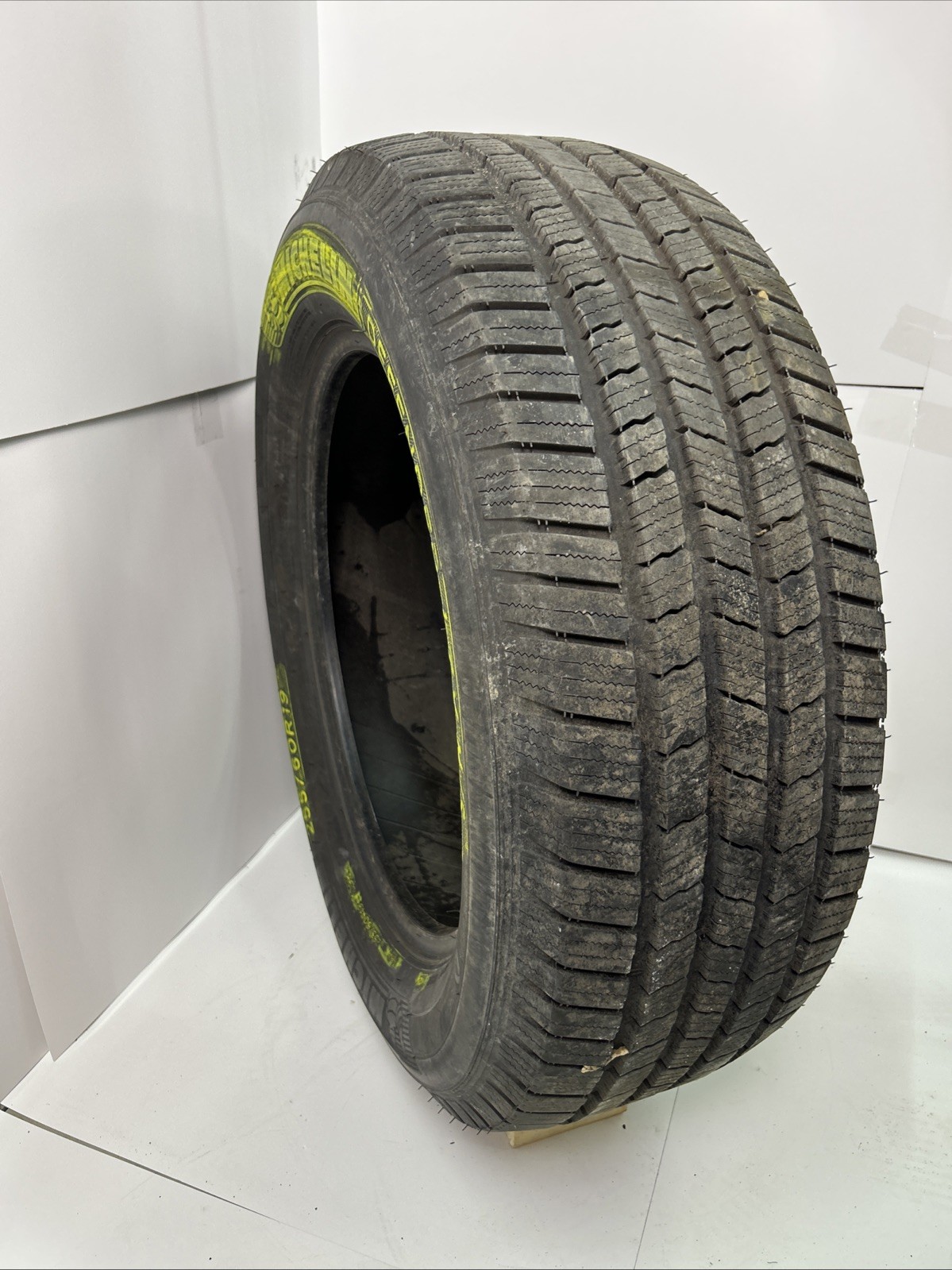 Set of (2) Used 255/60R19 Michelin Defender LTX M/S 109H - 10/32