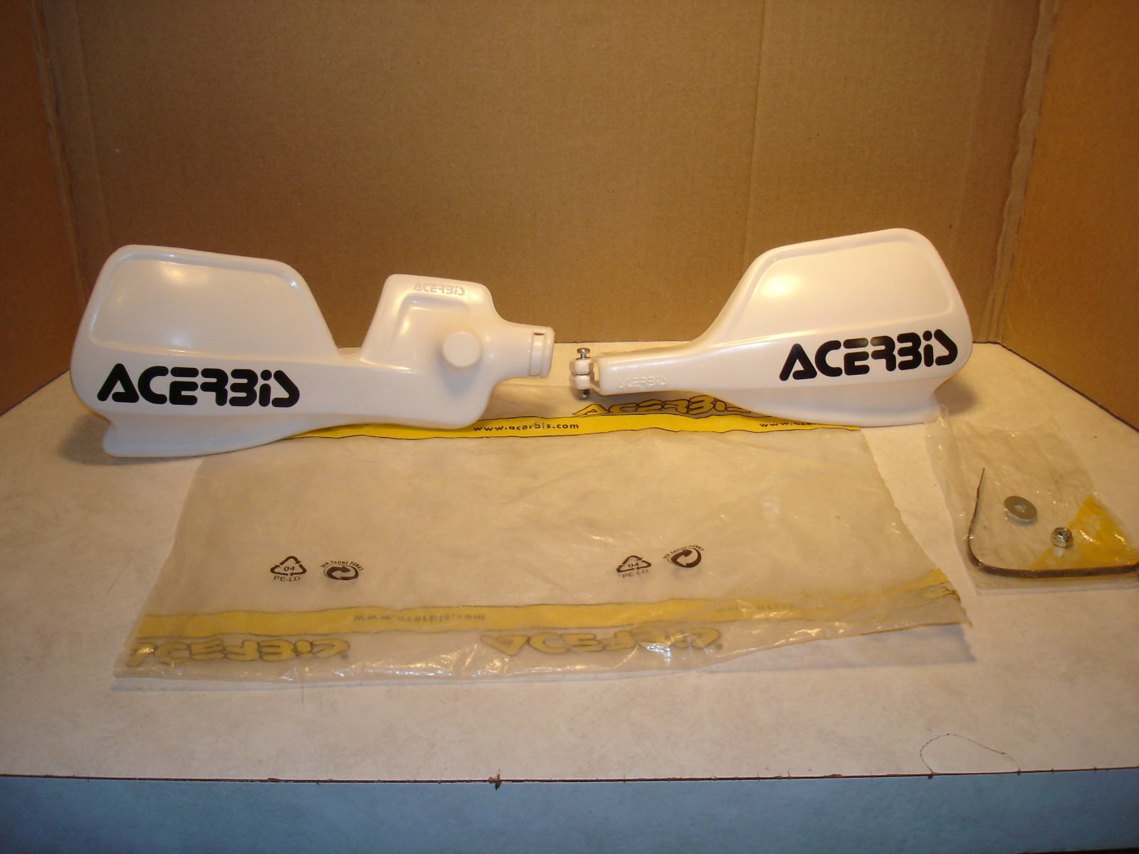 NOS Kawasaki KX85 KX100 ACERBIS Hand Guards 10732/93 WHITE NOS Kawasaki KX85 KX100 ACERBIS Hand Guards 10732/93 WHITE