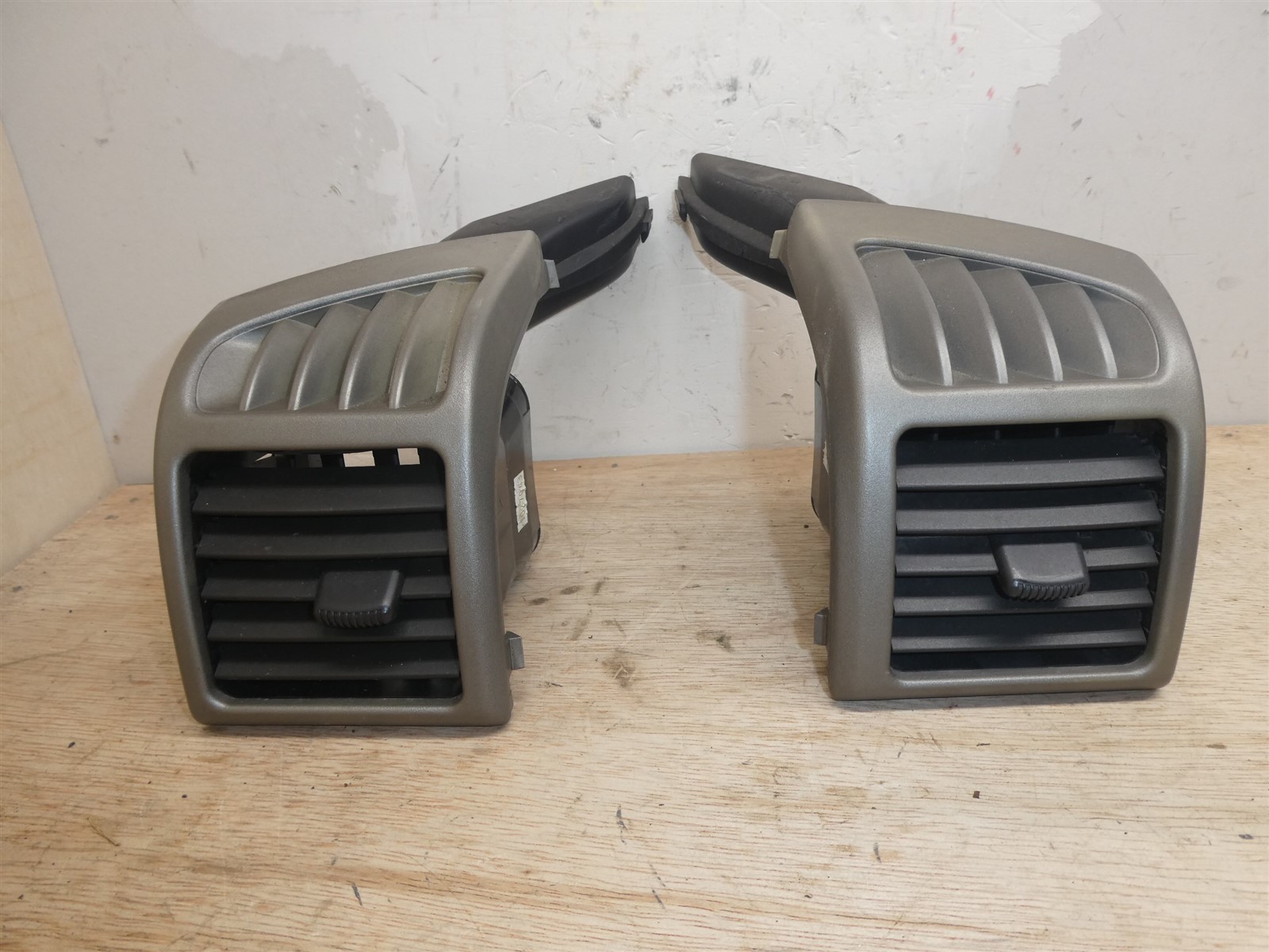 04-12 Colorado Canyon - Silver Dash Outer Air Vent Left & Right Pair Set OEM