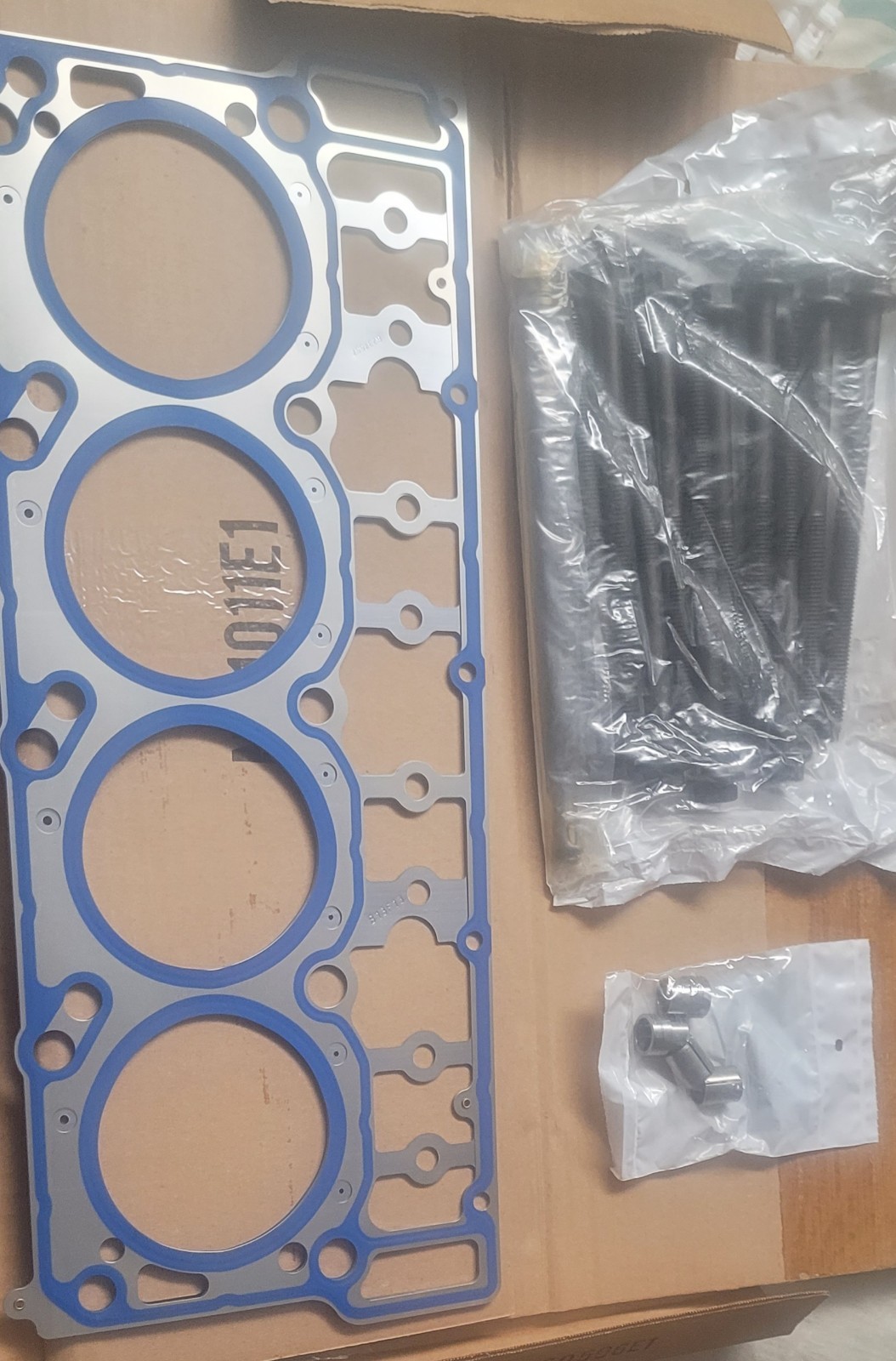 NAVISTAR INTERNATIONAL 1847100C98 Head Gasket and Bolt Kit NEW 