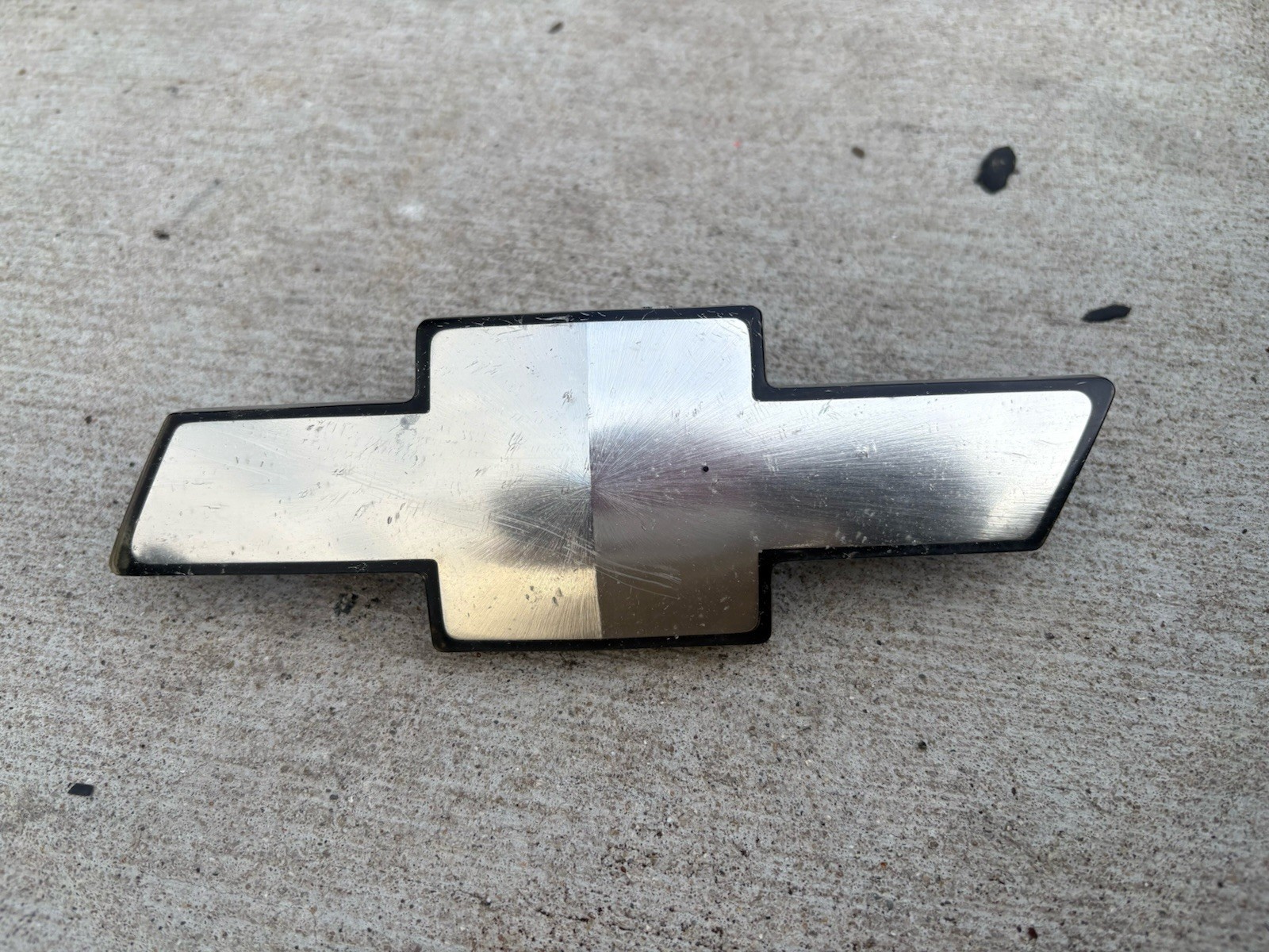 1994 1995 1996 1997 1998-1999 Chevrolet Silverado C1500 K1500 Grille Emblem OEM 1994 1995 1996 1997 1998-1999 Chevrolet Silverado C1500 K1500 Grille Emblem OEM