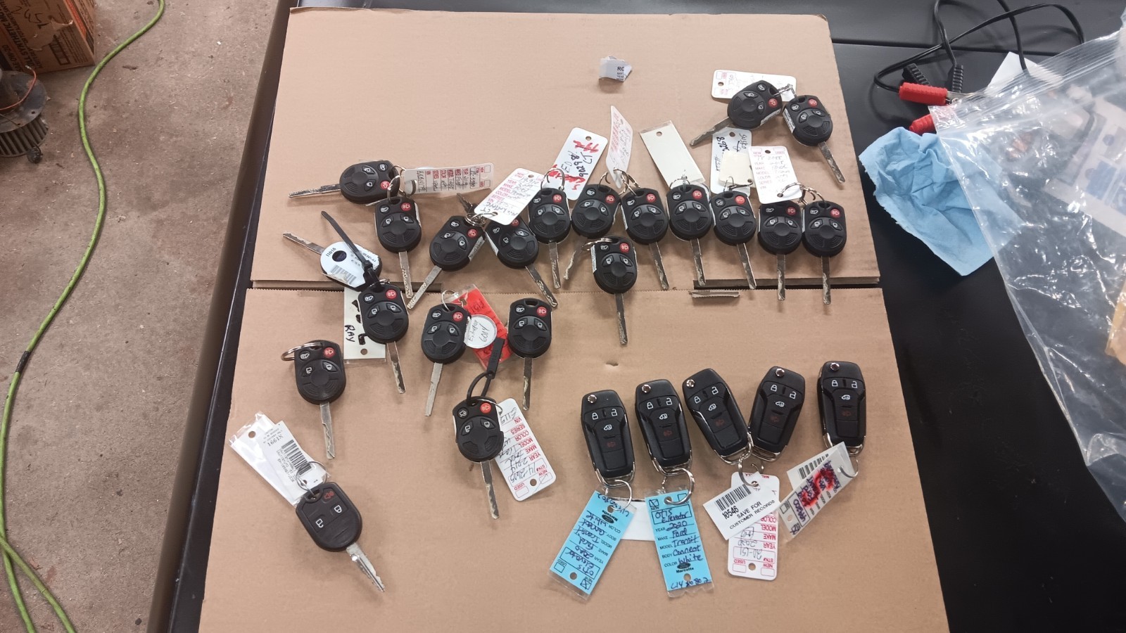 LOT OF 26 NEW OEM FORD KEYLESS ENTRY REMOTE KEY FOB LOT CUT KEY transit Van F150 LOT OF 26 NEW OEM FORD KEYLESS ENTRY REMOTE KEY FOB LOT CUT KEY transit Van F150