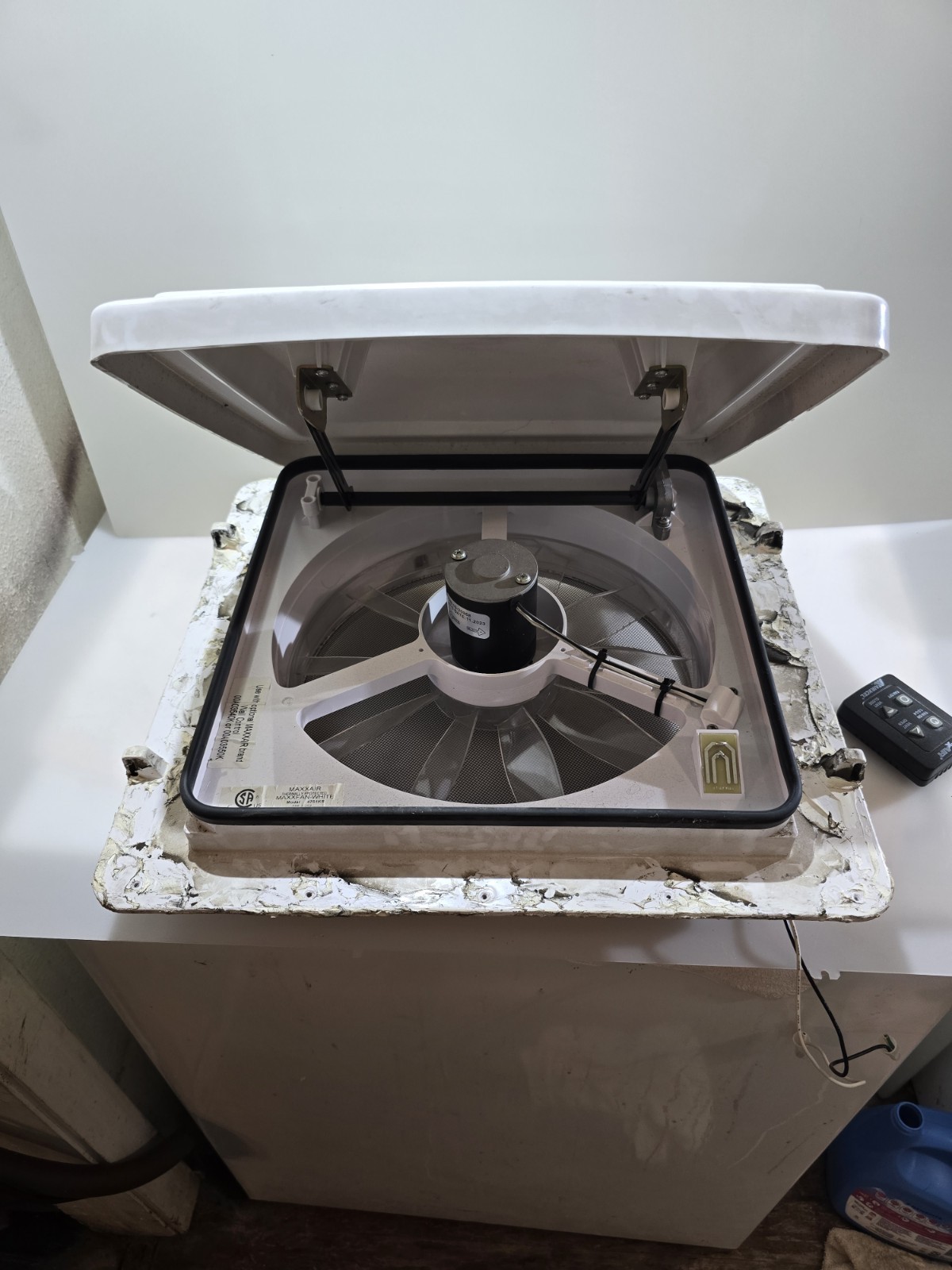 MAXXAIR 4751KS MAXXFAN PLUS KEYPAD RAIN SENSOR POWER LIFT RV with Keypad