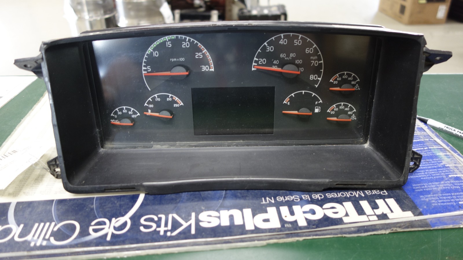 VOLVO VNL 2004: Instrument Cluster 20524880-p01 VOLVO VNL 2004: Instrument Cluster 20524880-p01