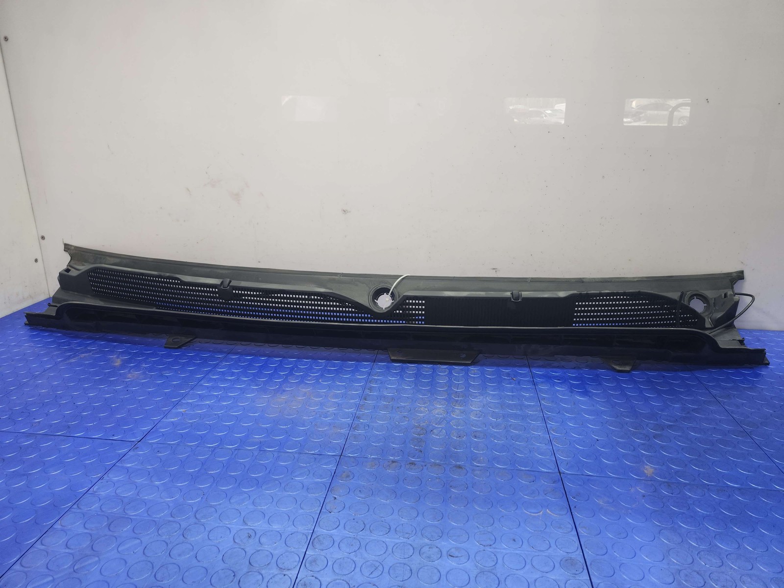 16-19 Chevy Silverado 1500 Cowl Panel Cover Grille Air Inlet OEM 23318845