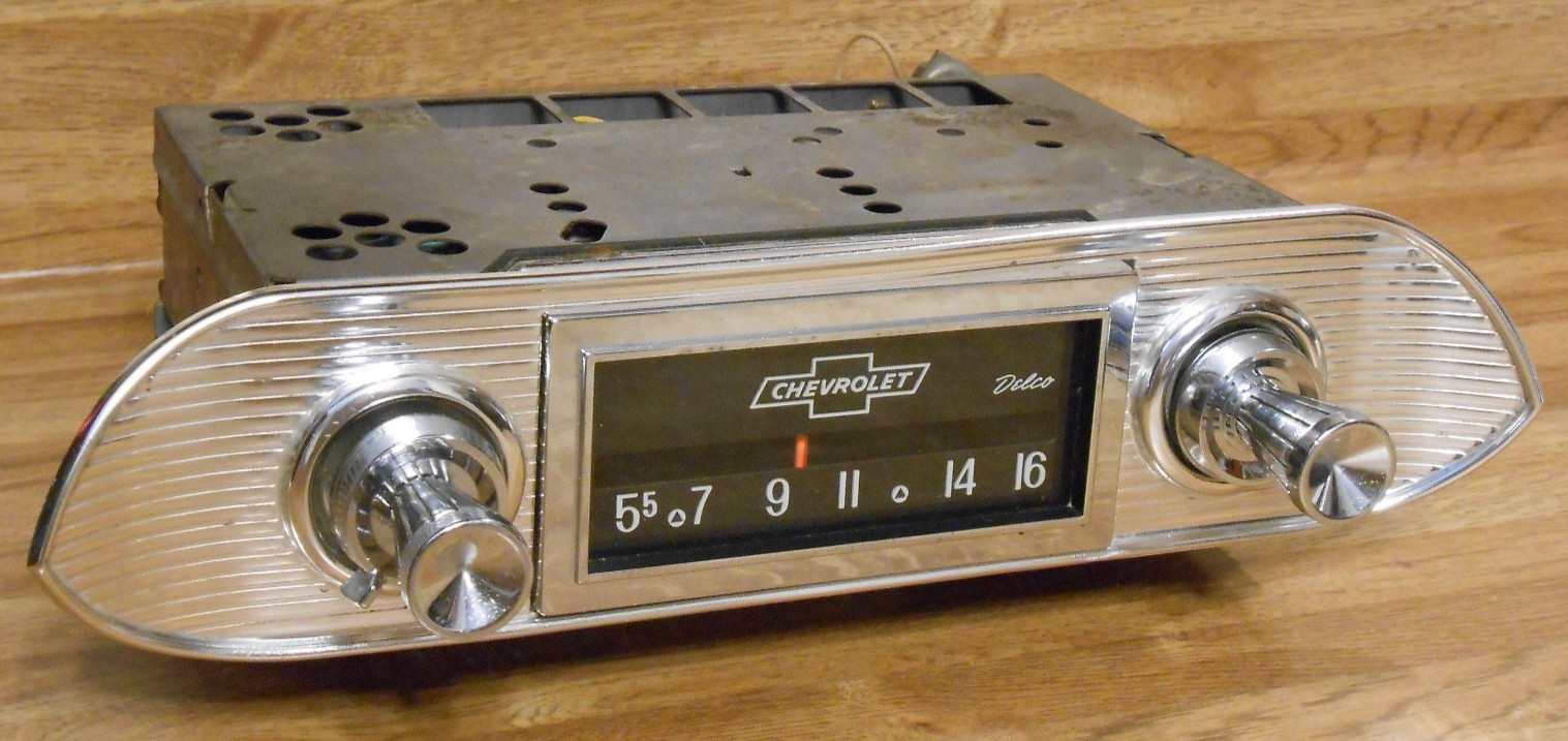VINTAGE GM Chevrolet DELCO Chevy II Nova CLASSIC CAR Radio W/KNOBS & BEZEL NICE