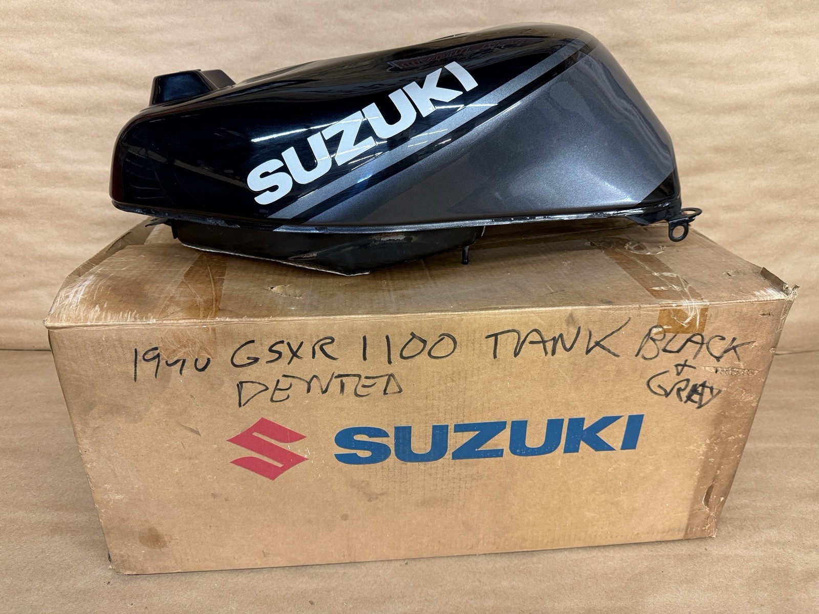 1989 1990 SUZUKI GSXR1100 GAS TANK FUEL PETROL RESERVOIR GSXR 1100 OEM 1989 1990 SUZUKI GSXR1100 GAS TANK FUEL PETROL RESERVOIR GSXR 1100 OEM