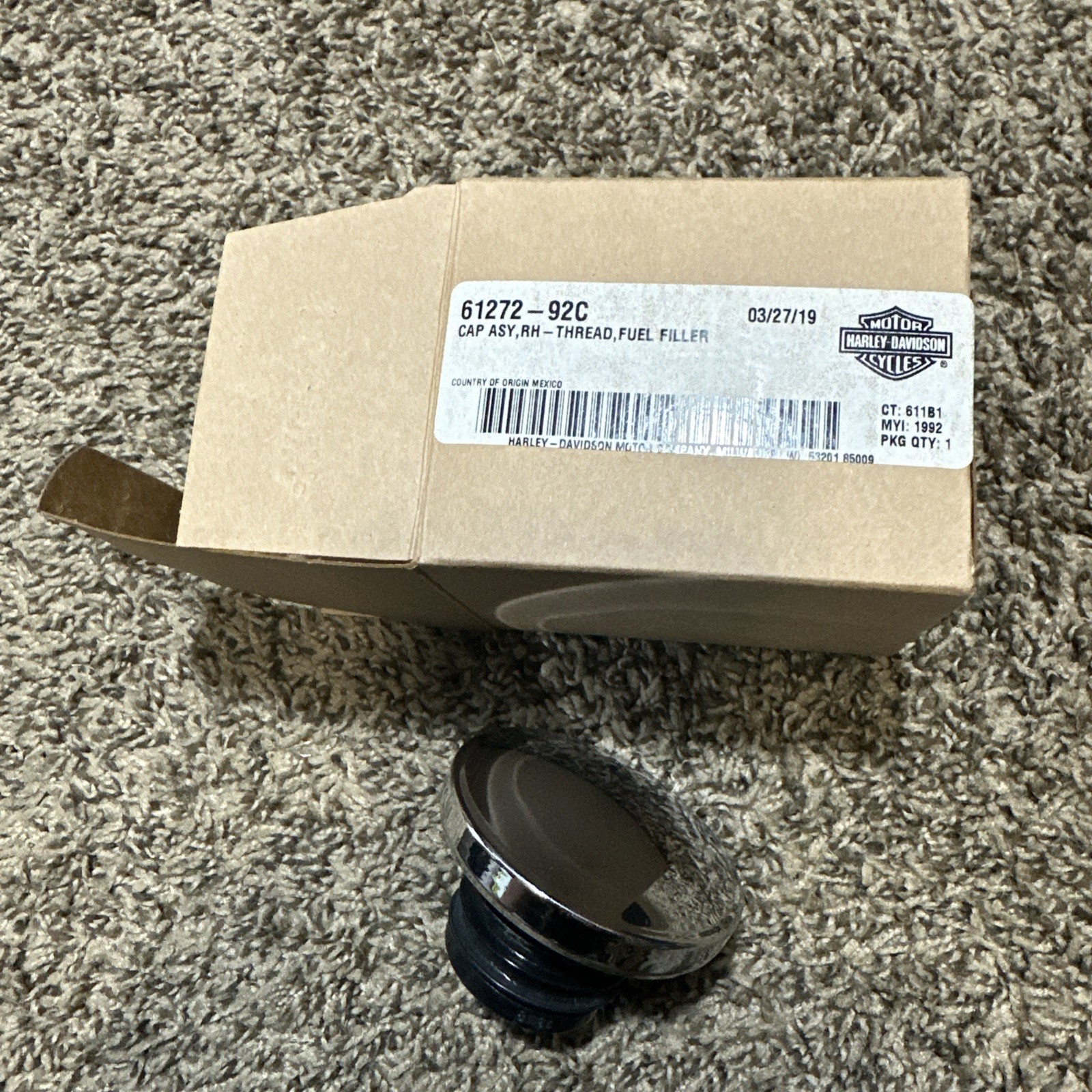 Harley BT's XL'S NOS OEM 61272-92C VENTED RH THREADED FUEL FILLER GAS CAP ASSB