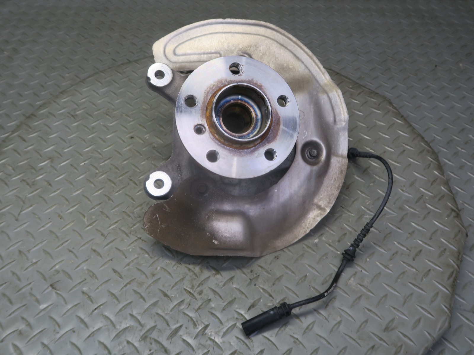 14-24 MINI COOPER F55 F56 F57 FWD FRONT LEFT SPINDLE KNUCKLE WHEEL HUB OEM