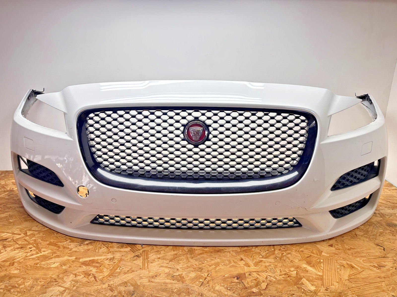 17–20 Jaguar F-Pace Front Bumper Cover W Grilles Park Sensors Assembly White OEM 17–20 Jaguar F-Pace Front Bumper Cover W Grilles Park Sensors Assembly White OEM