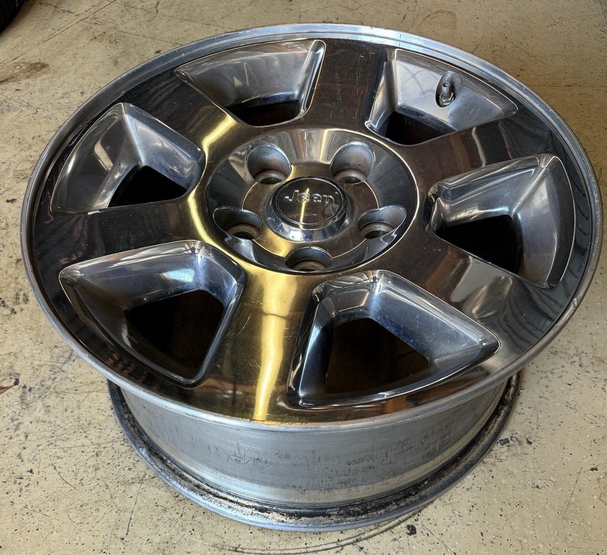 Jeep Commander 2006-2008 17 x 7.5 Chrome Clad OEM Wheel 5KF60TRMAA 9066A W6877