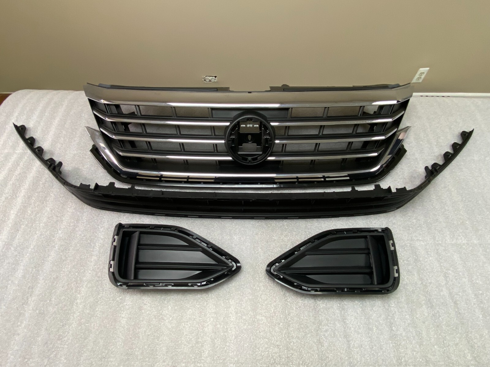 2020 2021 2022 vw passat front grills upper lower, fog covers LH & RH original 2020 2021 2022 vw passat front grills upper lower, fog covers LH & RH original