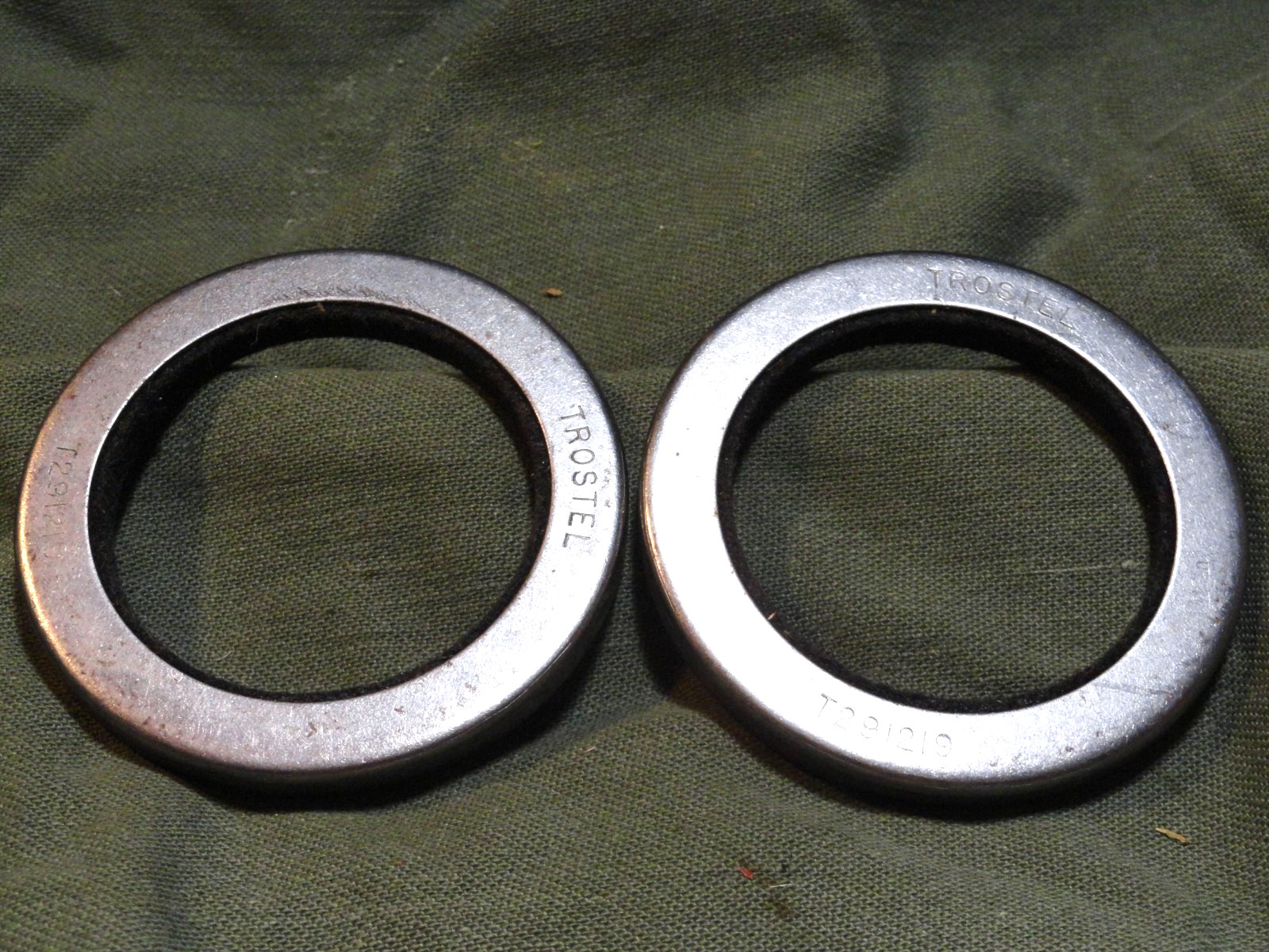 CADILLAC VINTAGE 1960-68 PAIR OF FRONT WHEEL OIL SEALS T291219 USA FAST SHIP