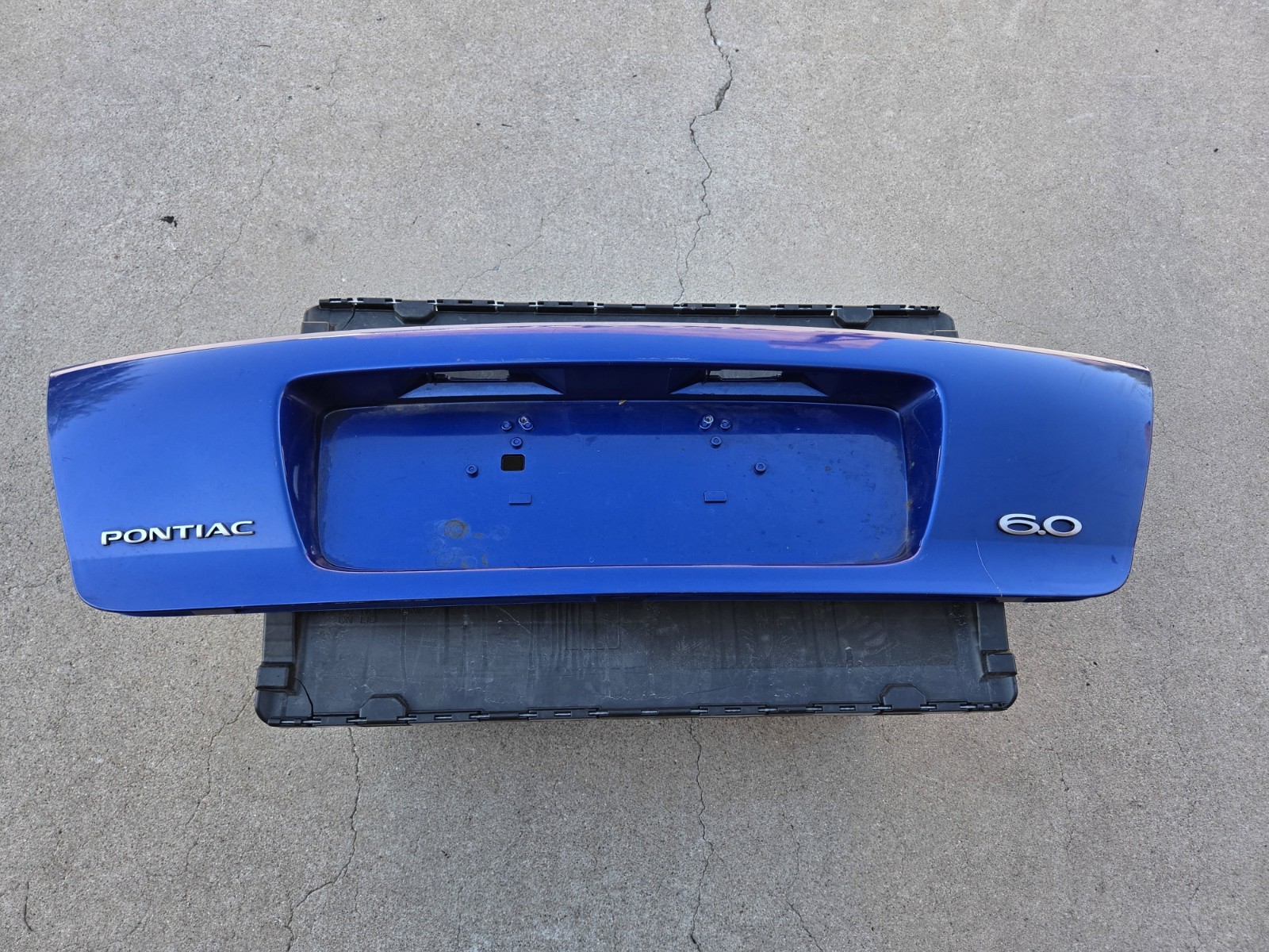2004 2005 2006 Pontiac GTO 6.0 Trunk Deck Lid Filler License Plate Panel IBM 