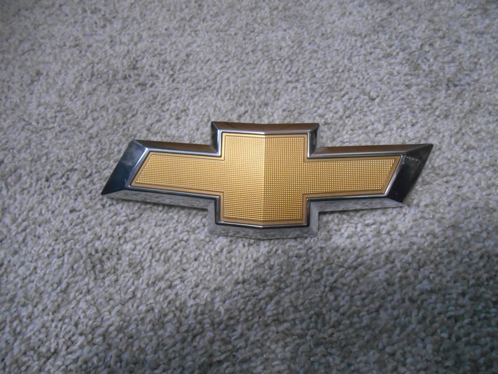 OEM NEW GM 2018-2024 Chevrolet Equinox Front Grille Bowtie Emblem 23136671 A