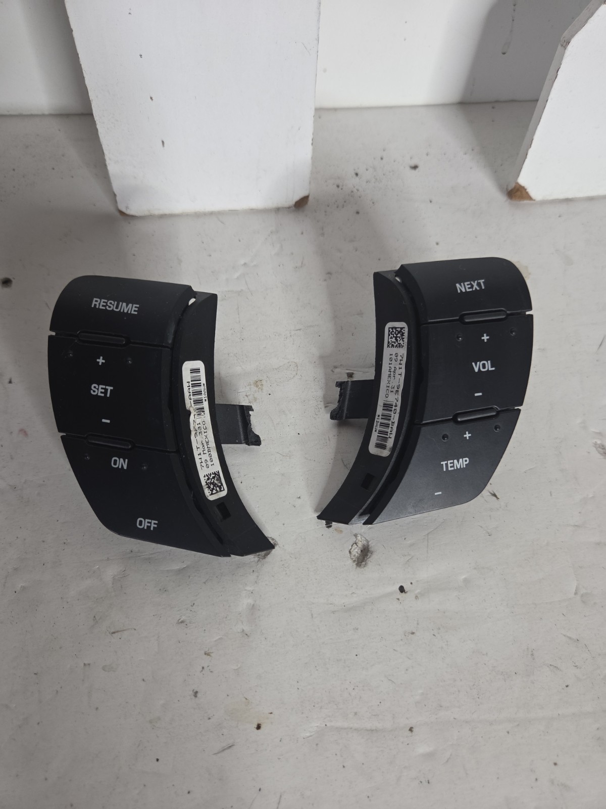 OEM 2005-11 Lincoln Town Car Steering Wheel Cruise Control & HVAC / Audio Switch