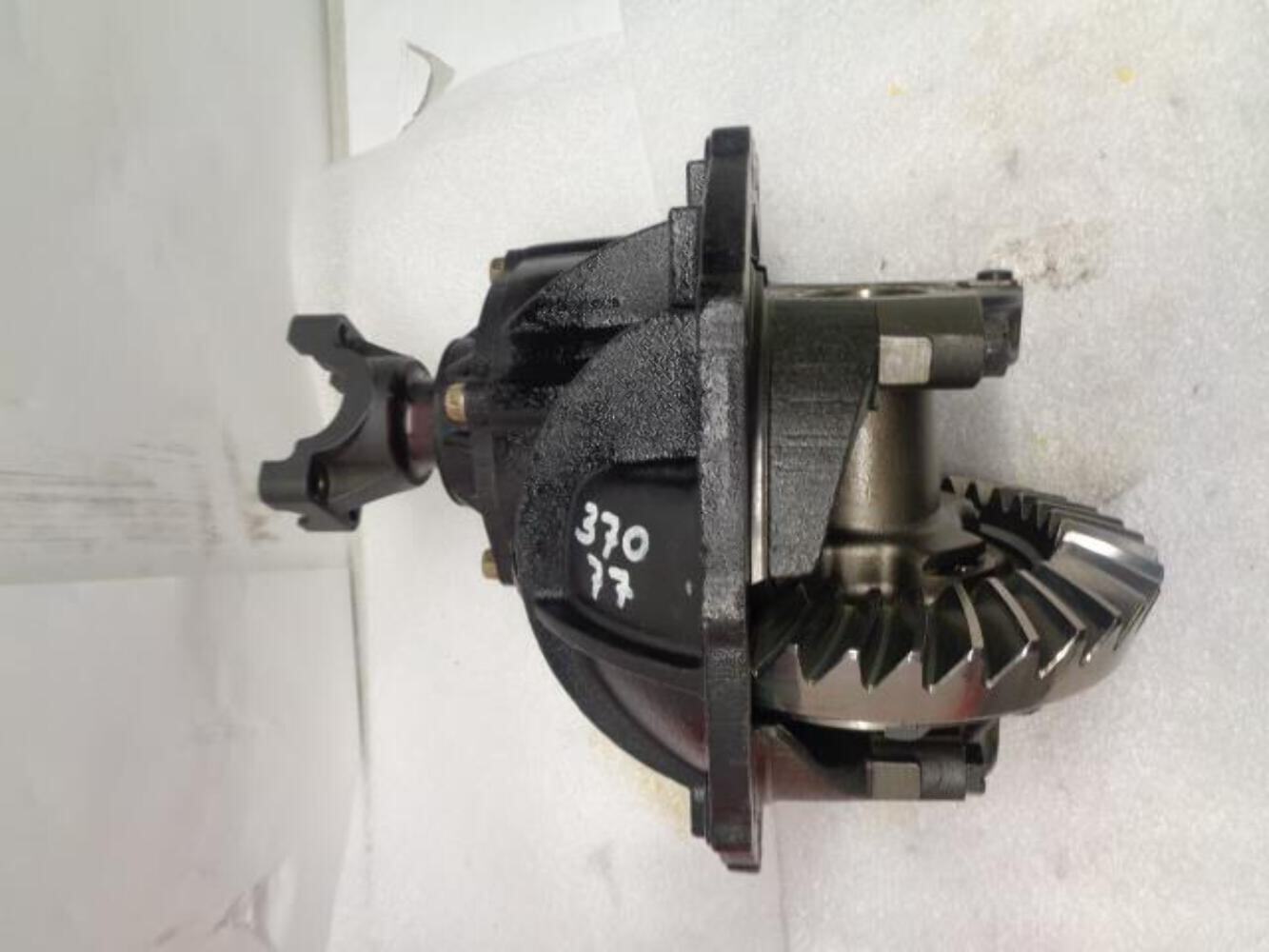 FORD 9 INCH DIFFERENTIAL 3.70 RATIO WITH CURRIE 94026 AND STRANGE U1603 YOKE R10