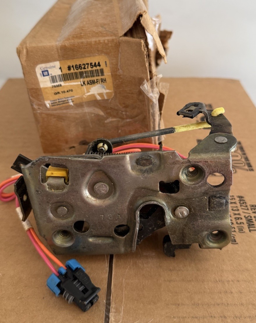 NEW 1987-92 NOS OEM GM CADILLAC FRONT RIGHT PASSENGER SIDE DOOR LOCK LATCH 
