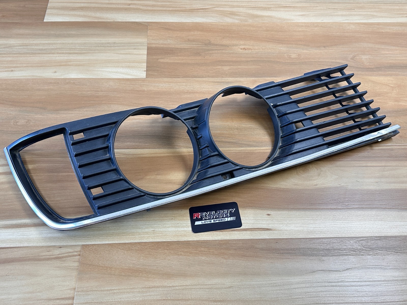 Damaged Genuine BMW E23 733i 735i Front Left Headlight Grille Trim 51131903911 Damaged Genuine BMW E23 733i 735i Front Left Headlight Grille Trim 51131903911