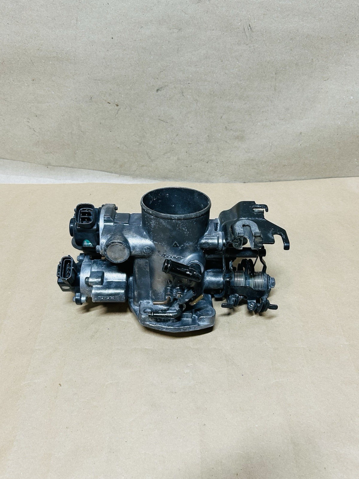 1995-1997 Toyota Land Cruiser Oem Complete Throttle Body Assembly 