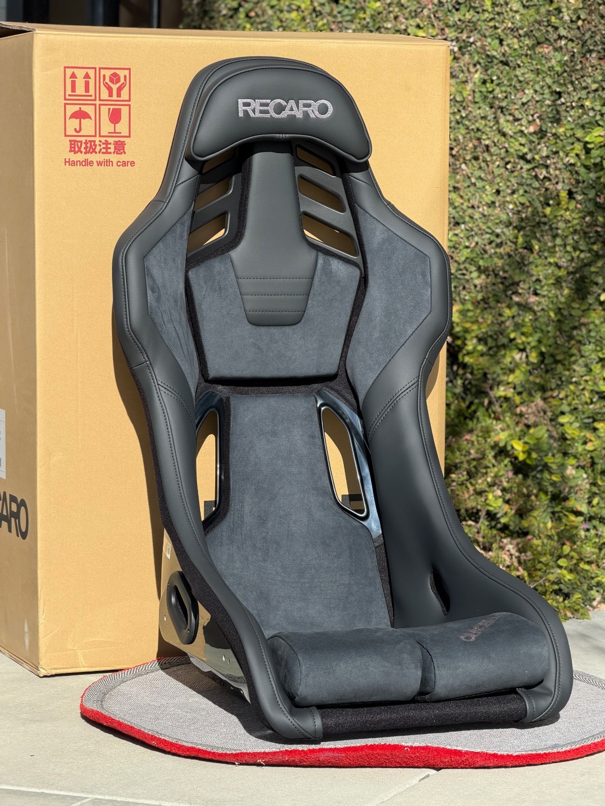 Recaro RSS UT Seat (Large / FRP) - Artificial Leather Black / Ultra Suede Gray