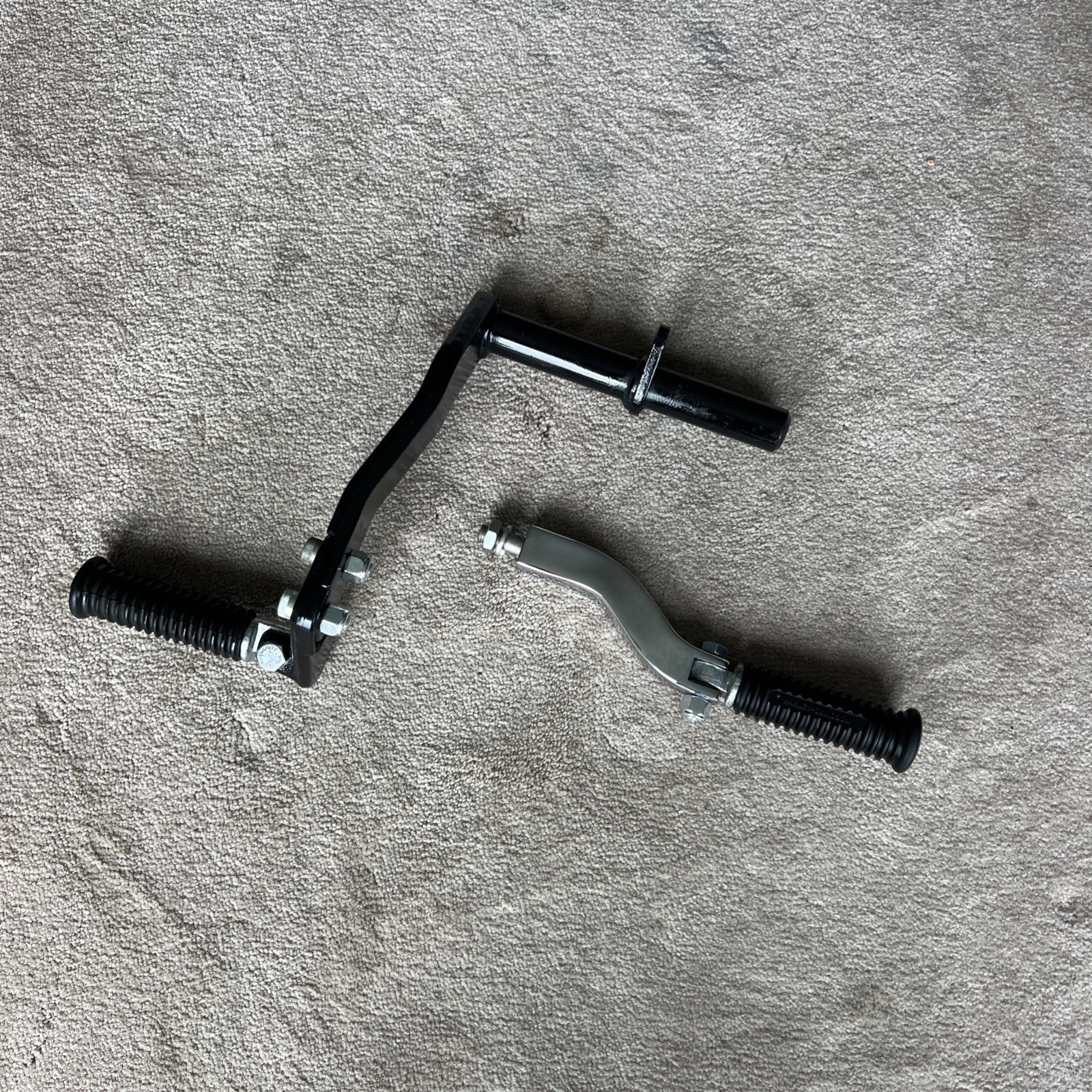 1990 - 2001 HARLEY DAVIDSON DYNA REAR PASSENGER FOOTPEG MOUNTING BRACKETS W/PEGS