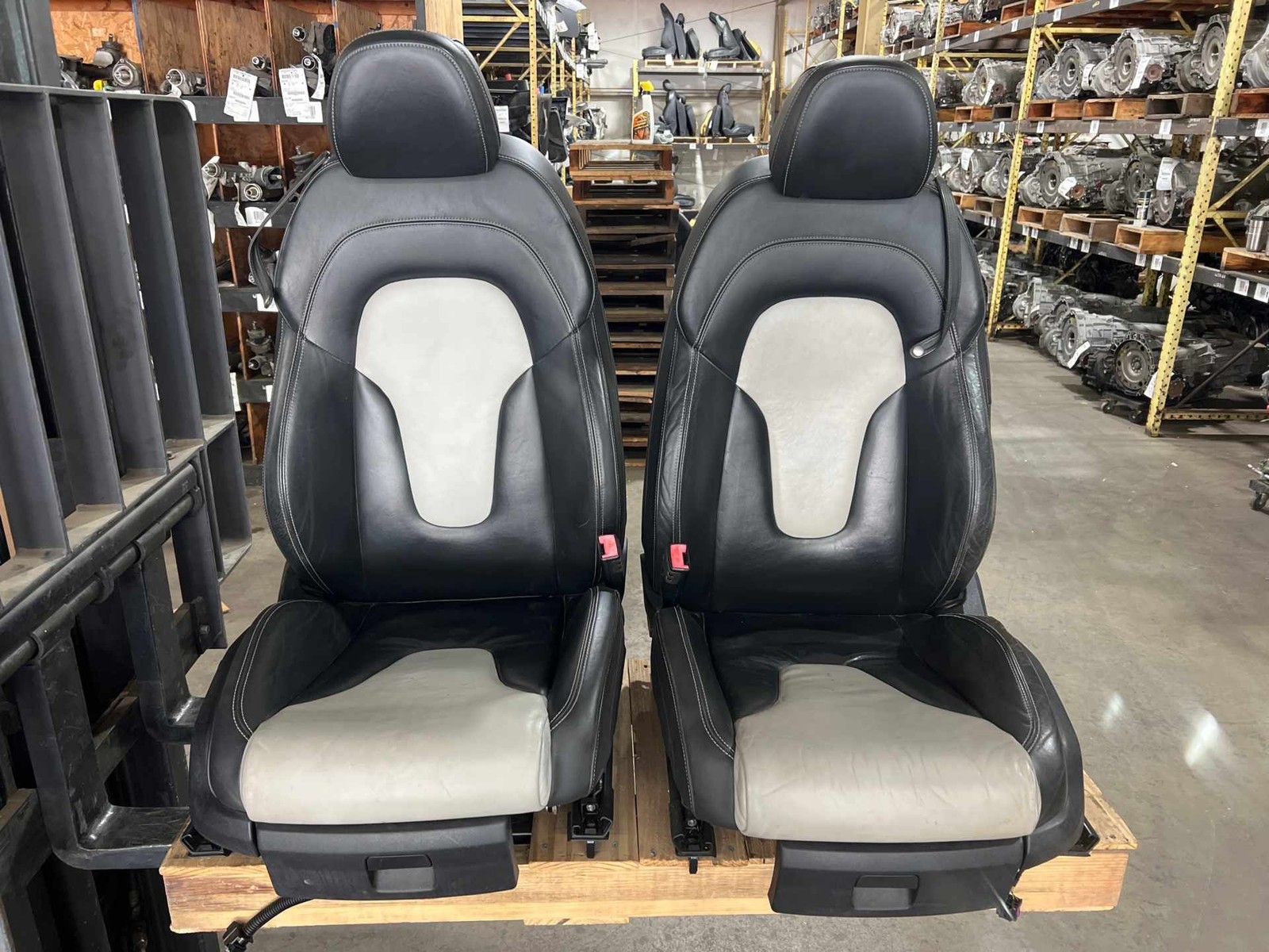 2008-2015 MK2 Audi TT Convertible Seat Set Front & Rear Black & Silver Leather L 2008-2015 MK2 Audi TT Convertible Seat Set Front & Rear Black & Silver Leather L