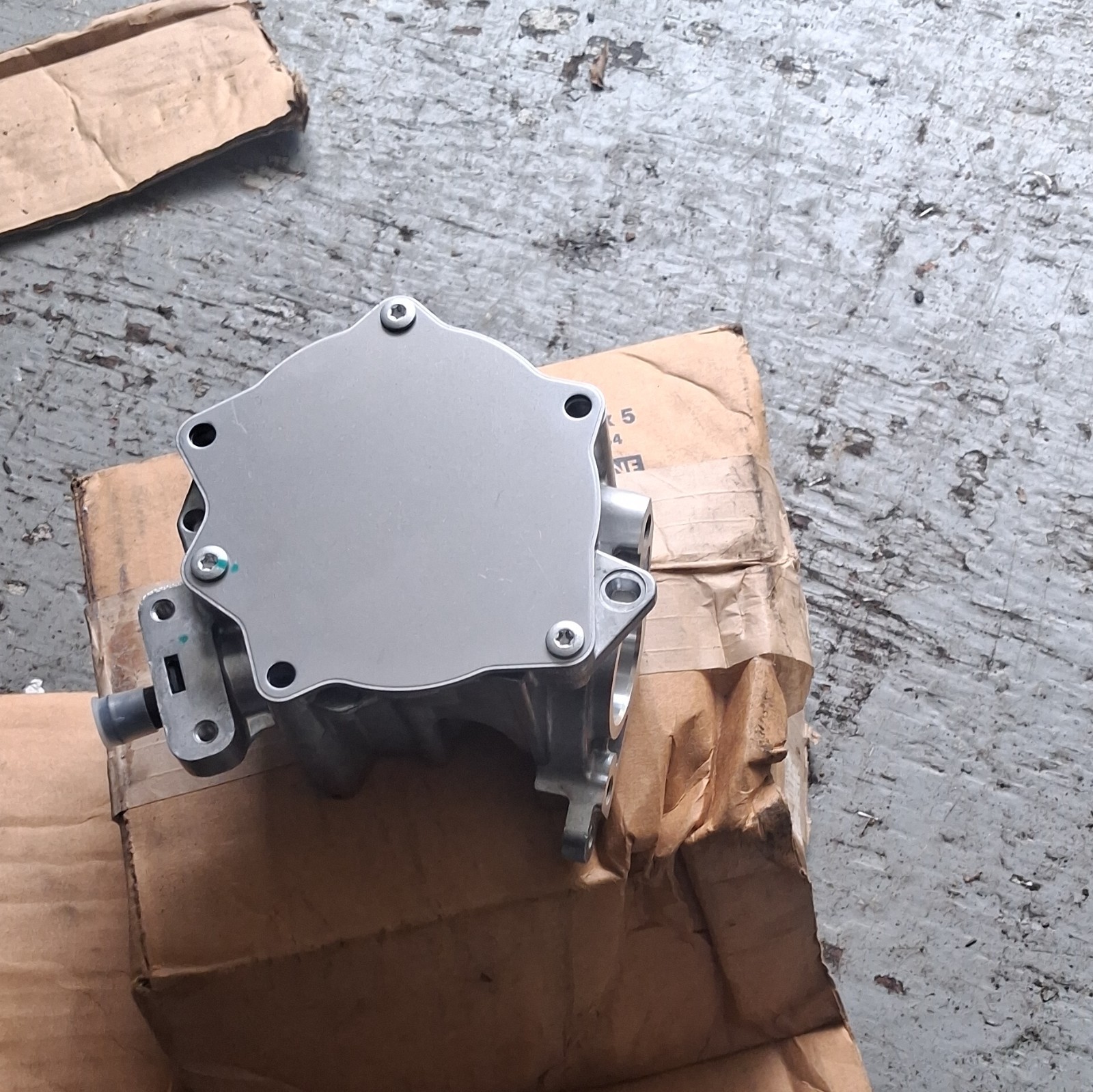 Engine Brake Vacuum Pump Hi Pressure Fuel Pump Housing Assembly for Audi