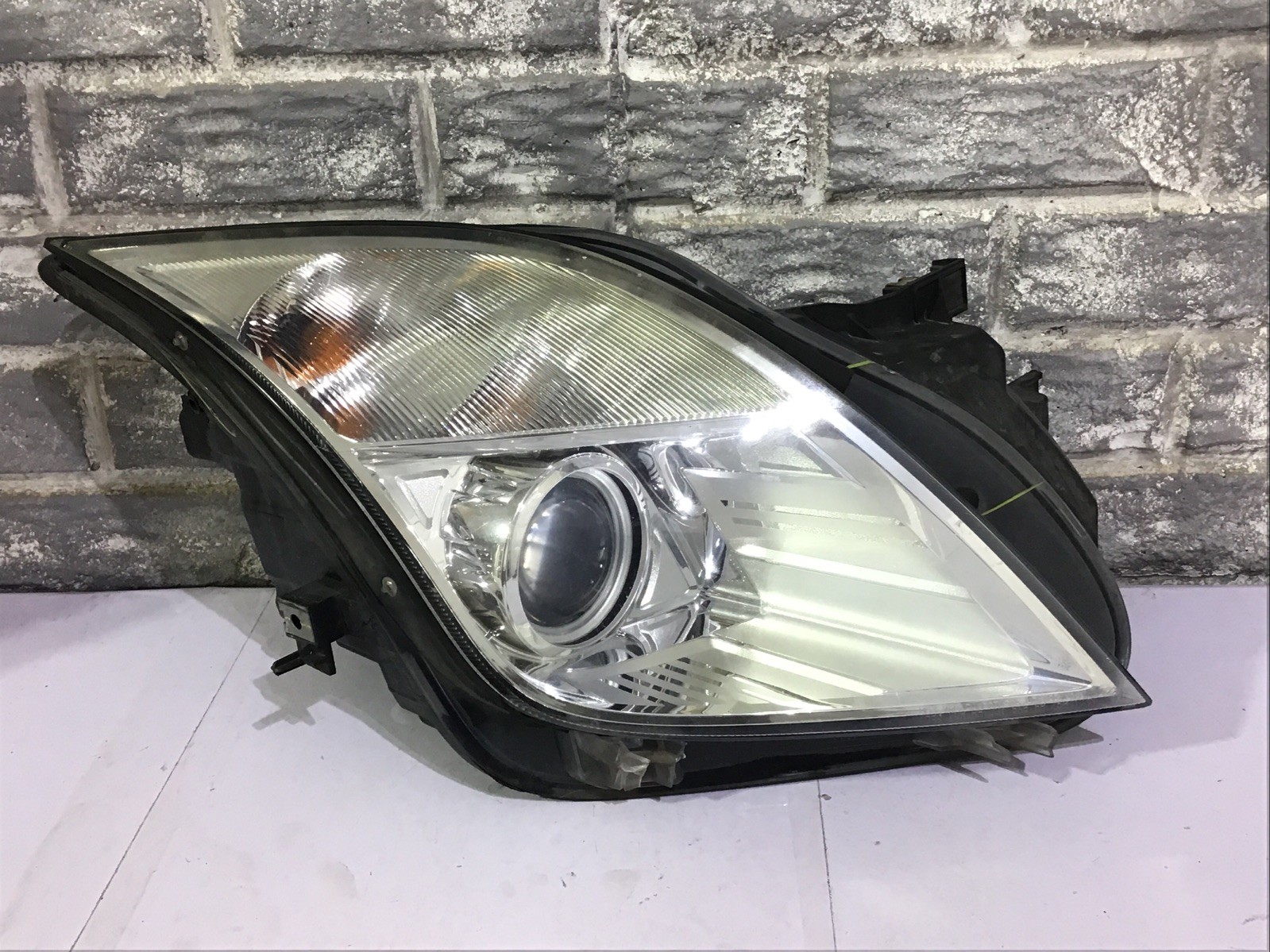 2010-2011 Mercury Milan Headlight Right (passenger Side) OEM, COMPLETE