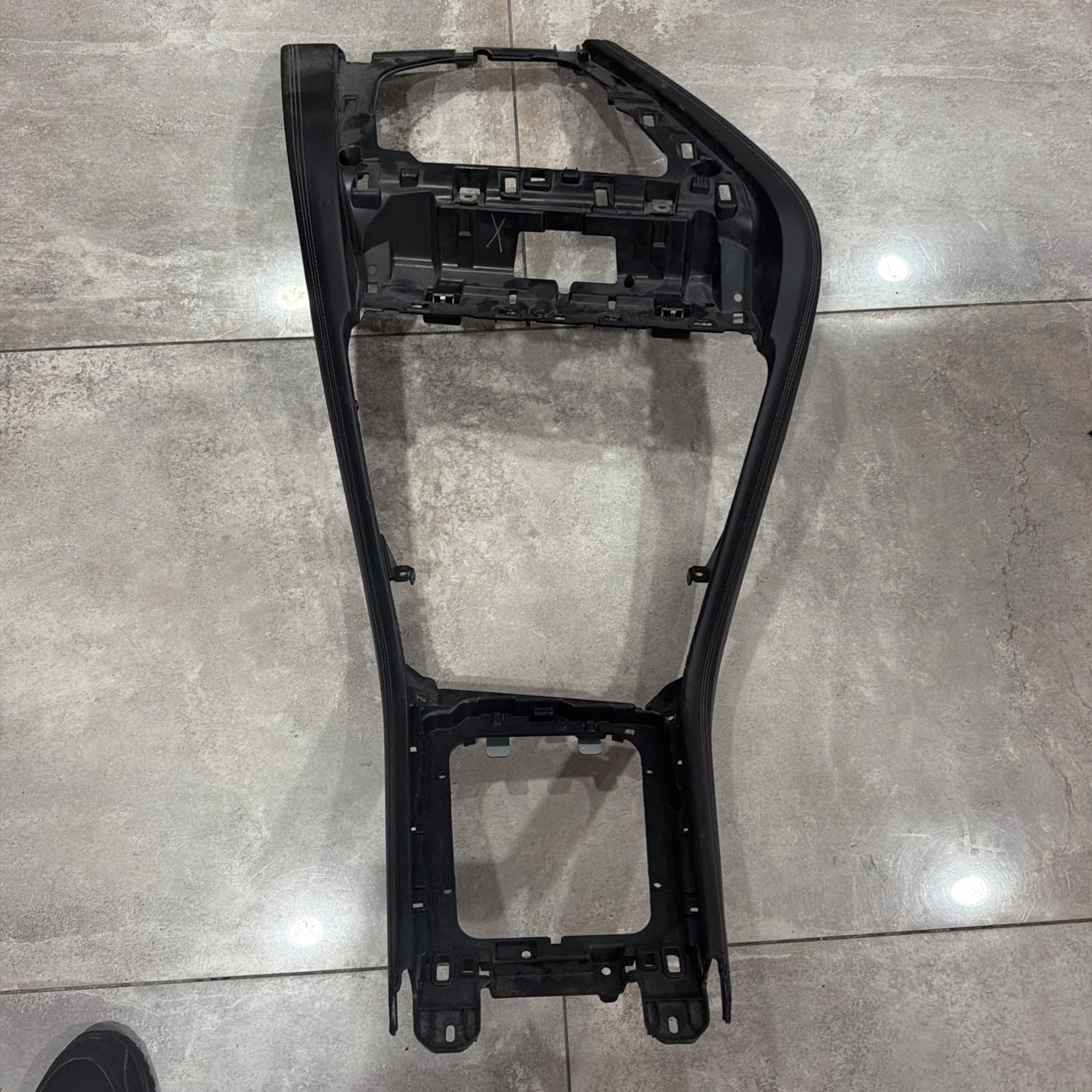 20-24 BMW M8 F93 2022 Front Center Console Cover Trim Panel Frame (CRACK) 20-24 BMW M8 F93 2022 Front Center Console Cover Trim Panel Frame (CRACK)