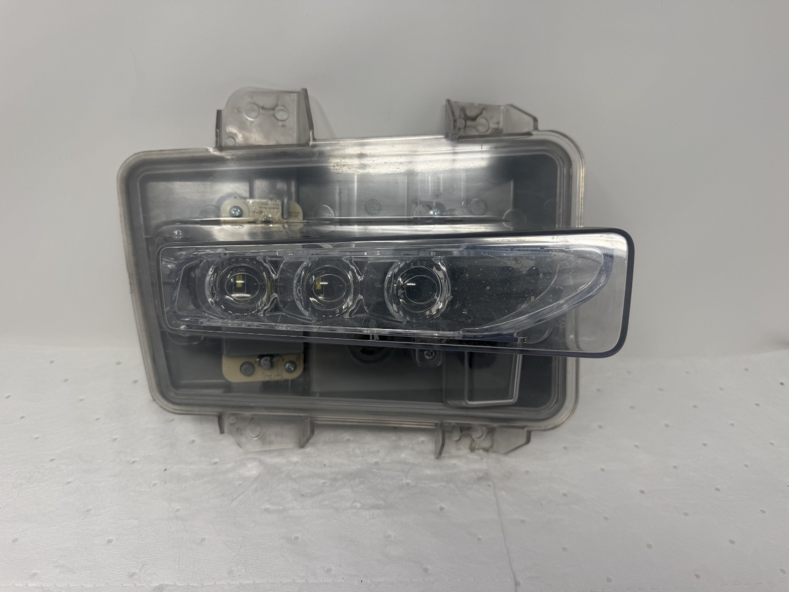 15-17 Lincoln Navigator RH Passenger Front Fog Lamp OEM FL74-13D272-AA 15-17 Lincoln Navigator RH Passenger Front Fog Lamp OEM FL74-13D272-AA