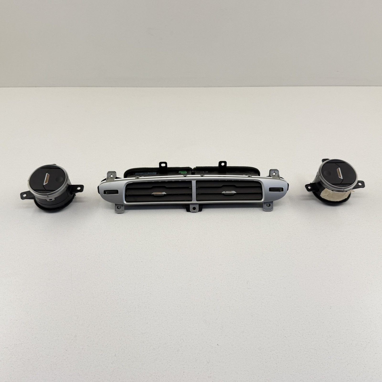 2010-2015 Chevrolet Camaro SS Dashboard Dash AC Air Vent Set 92230768 OEM 2010-2015 Chevrolet Camaro SS Dashboard Dash AC Air Vent Set 92230768 OEM