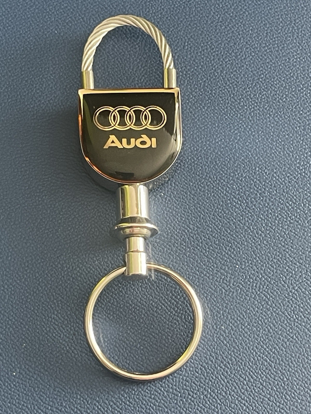 VINTAGE 🇺🇸 AUDI CAR DEALERSHIP KEYCHAIN KEYRING KEYFO, New Old Stock