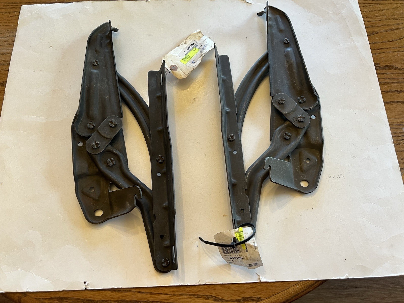 Nos gm Pair Hood Hinges 1967-69 Camaro Firebird 65-67 Chevelle gm3910667-3190668 Nos gm Pair Hood Hinges 1967-69 Camaro Firebird 65-67 Chevelle gm3910667-3190668