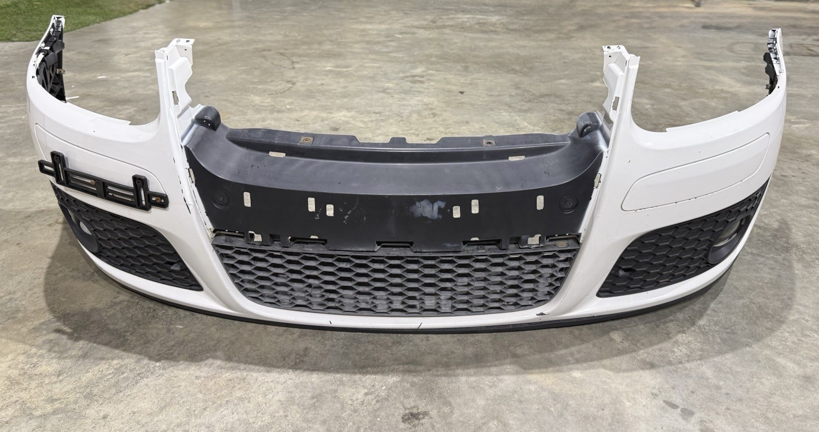 2008-2009 Volkswagen GTI MK5 Front Bumper Cover Candy White OEM 2008-2009 Volkswagen GTI MK5 Front Bumper Cover Candy White OEM