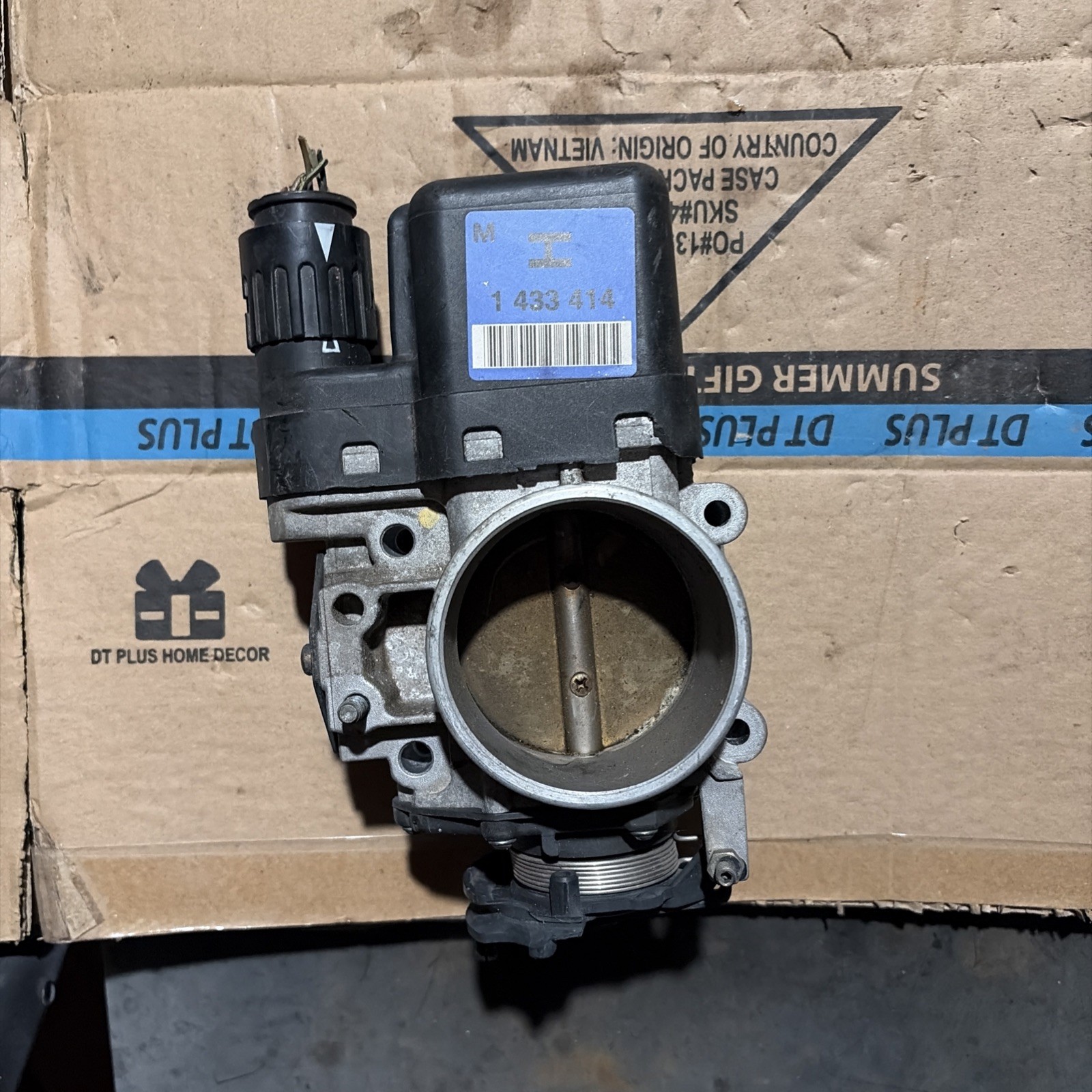 2000 BMW E46 328i 323i E39 528i M52TU Throttle Body 1433414 w/ BOLTS OEM 2000 BMW E46 328i 323i E39 528i M52TU Throttle Body 1433414 w/ BOLTS OEM