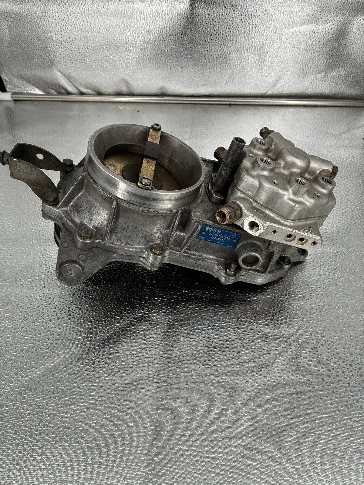 1986-1993 Mercedes 300E  Fuel Distributor Bosch OEM 0438121033 Injctr 0438101013