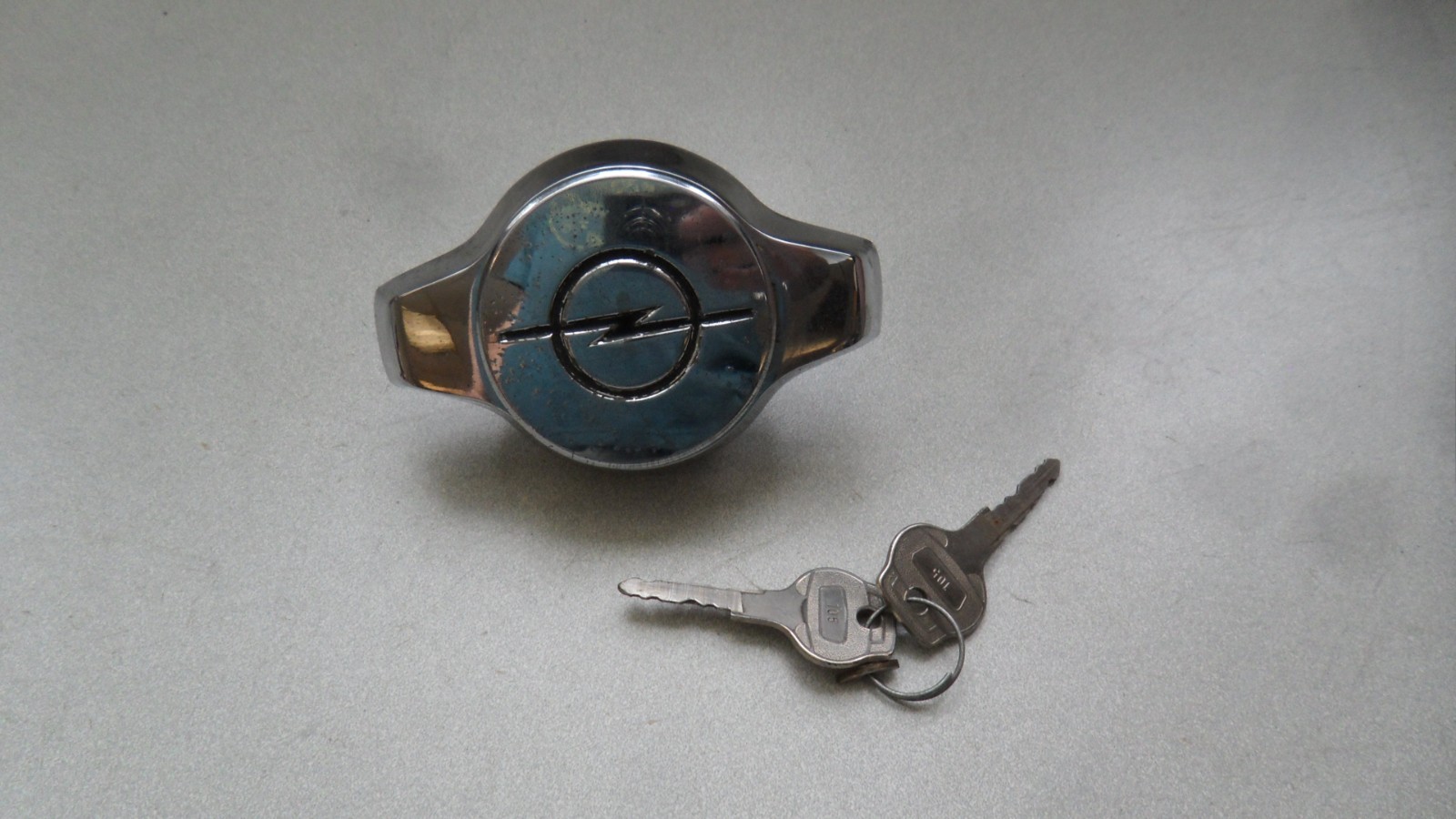 68-73 Opel GT Locking Gas Cap W/ Keys OE Used Car 3435134 Chrome 02DA3 IL 68-73 Opel GT Locking Gas Cap W/ Keys OE Used Car 3435134 Chrome 02DA3 IL