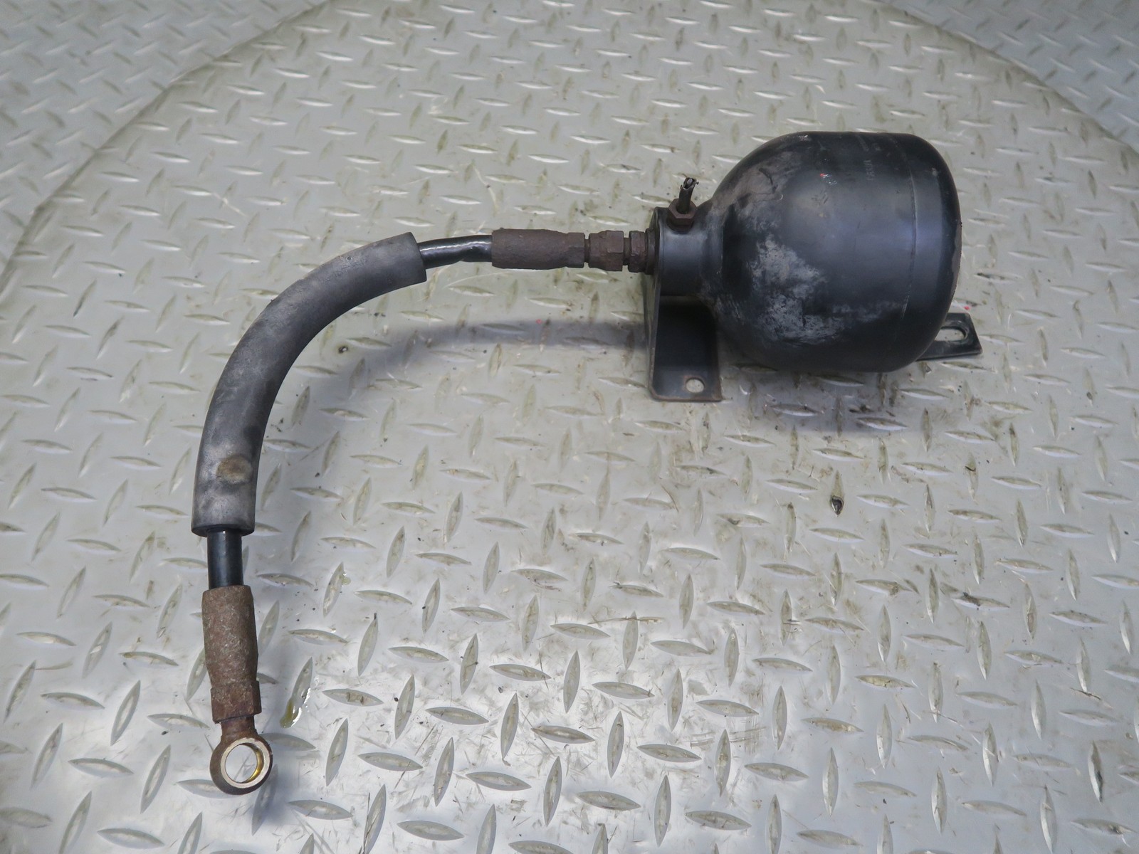86-91 MERCEDES W126 REAR RIGHT HYDRAULIC SUSPENSION ACCUMULATOR RECEIVER OEM