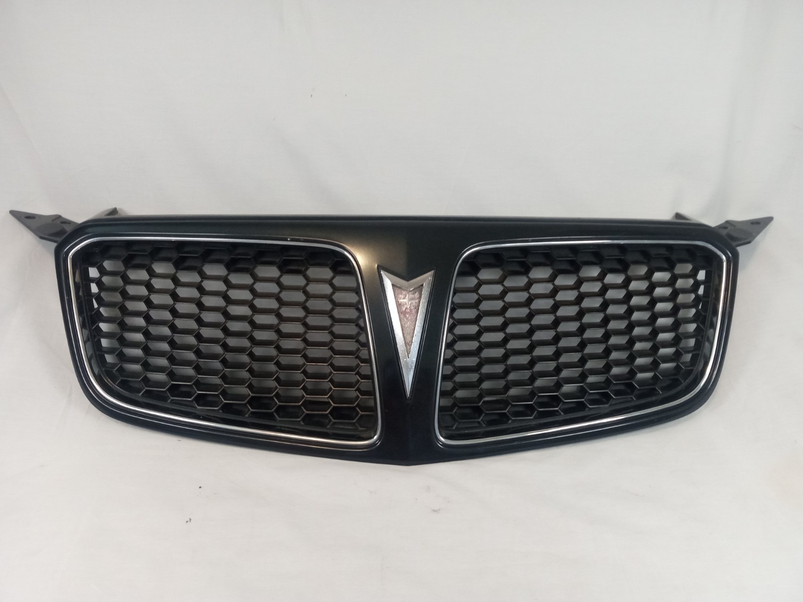 RARE 2009 2010 PONTIAC G3 WAVE FRONT BUMPER UPPER CENTER GRILLE GRILL VENT OEM RARE 2009 2010 PONTIAC G3 WAVE FRONT BUMPER UPPER CENTER GRILLE GRILL VENT OEM