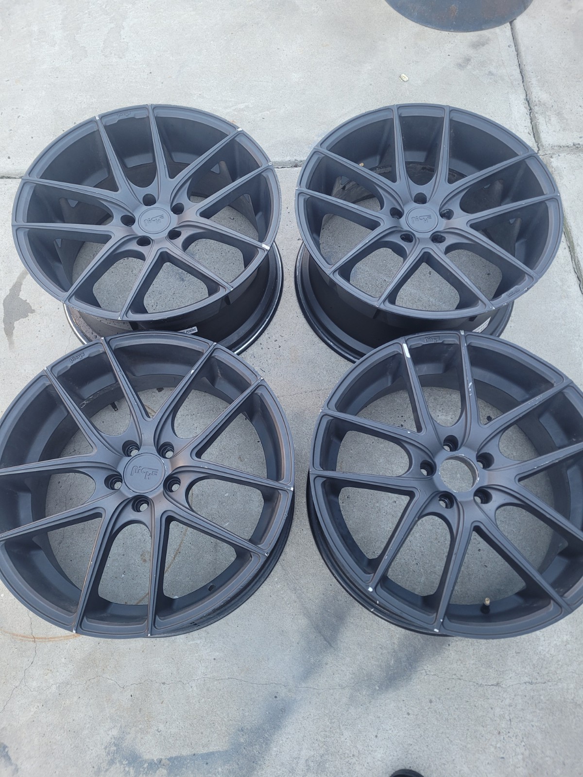 Niche 20in Staggered setup, 20x8.5 Fronts 20x10 Rears READ DESCRIPTION