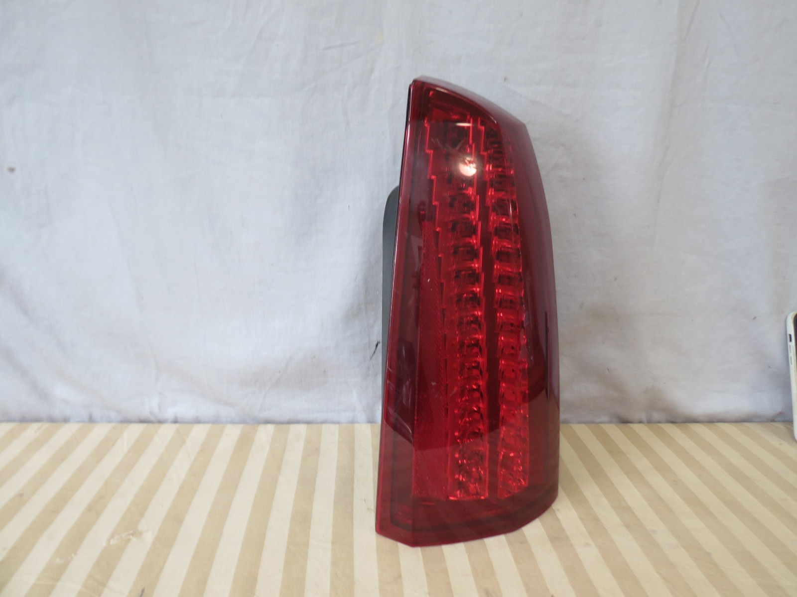 05 06 07 Cadillac STS OUTER CORNER QTR MTD Tail Light Lamp Right PASSENGER OEM