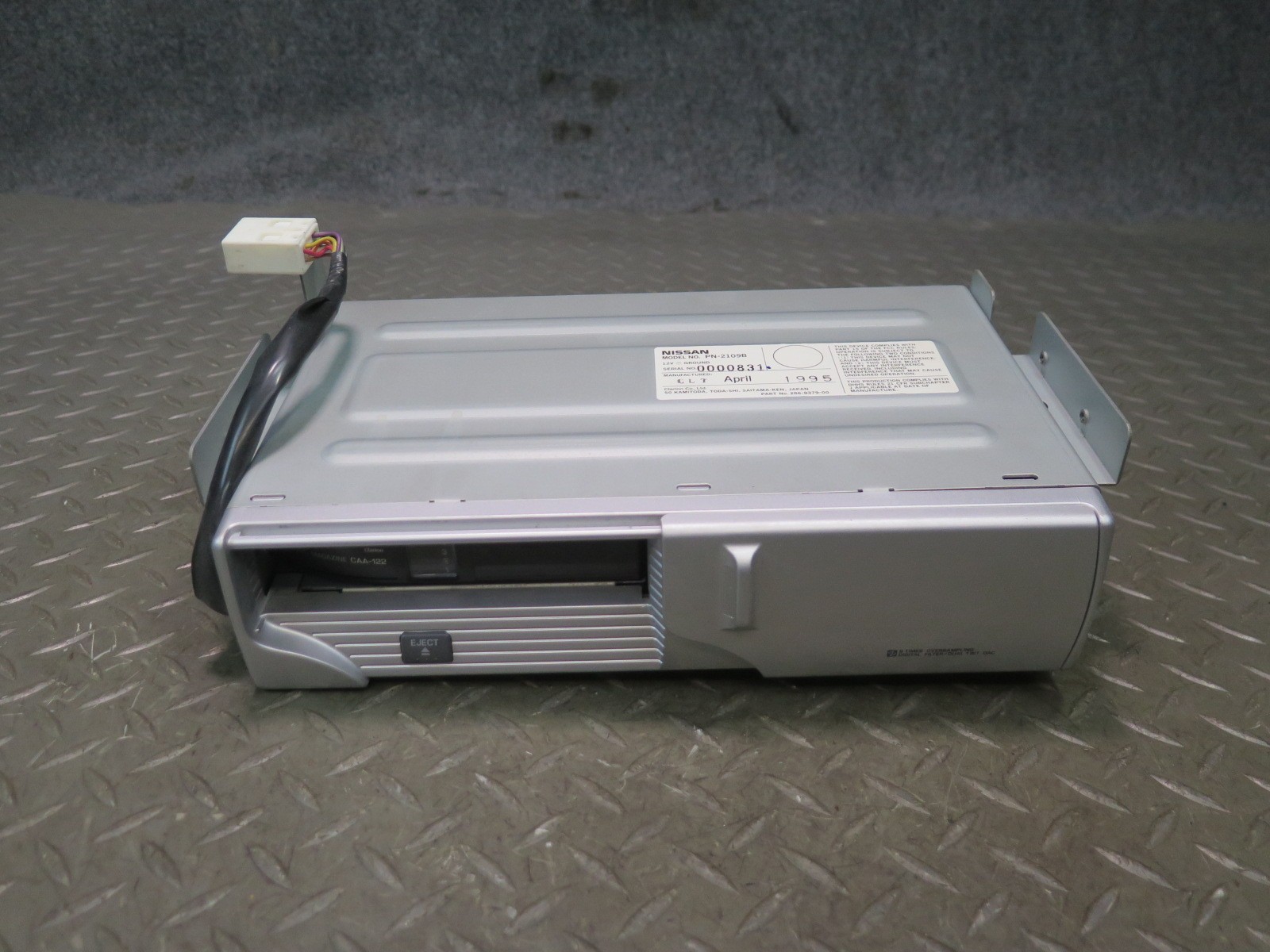 95-97 NISSAN GLORIA CEDRIC HY33 6 DISC CD PLAYER CHANGER WITH MAGAZINE OEM