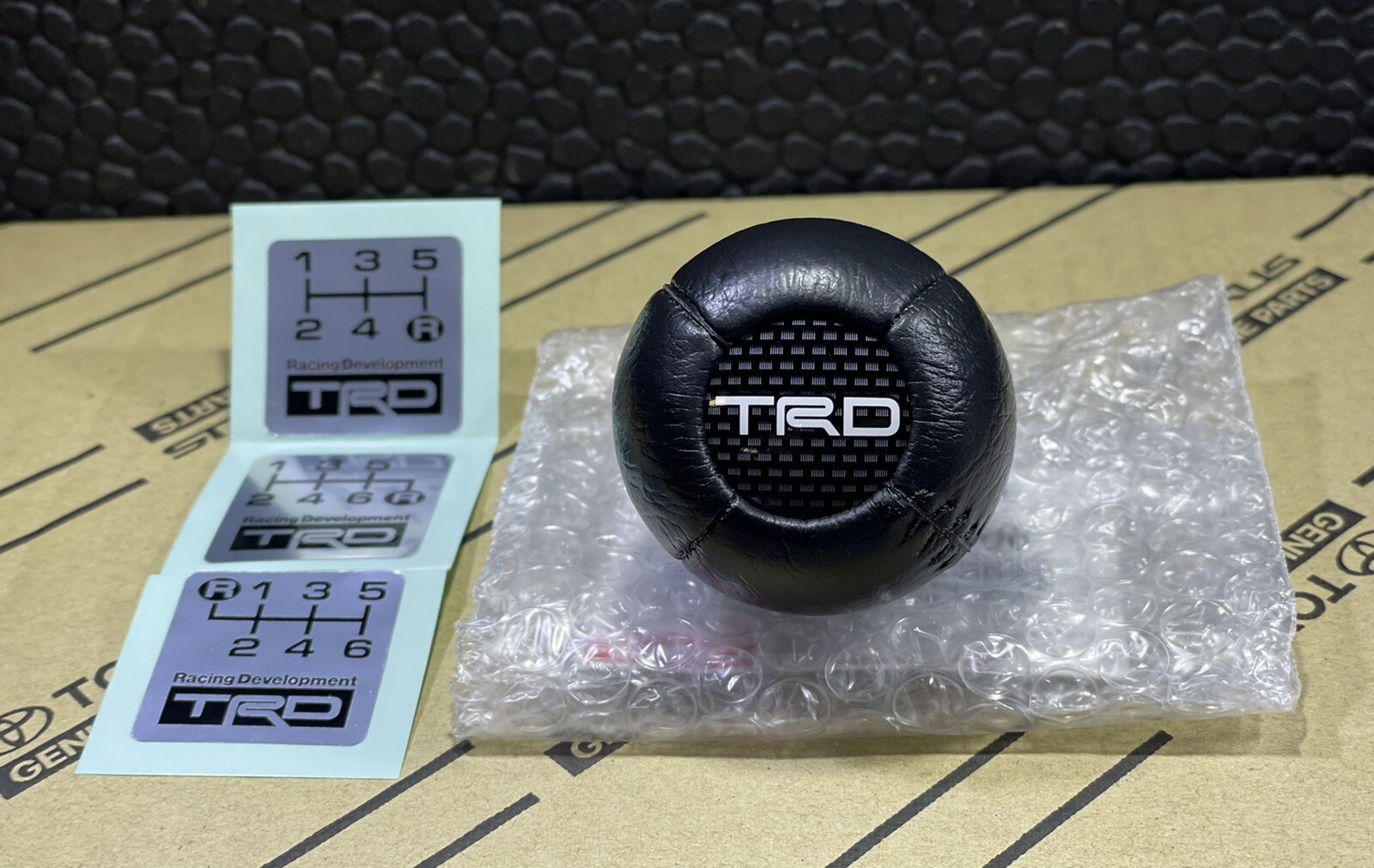 00 - 05 TOYOTA CELICA TRD MANUAL SHIFTER KNOB TRD CARBON LOGO BLACK OEM NEW