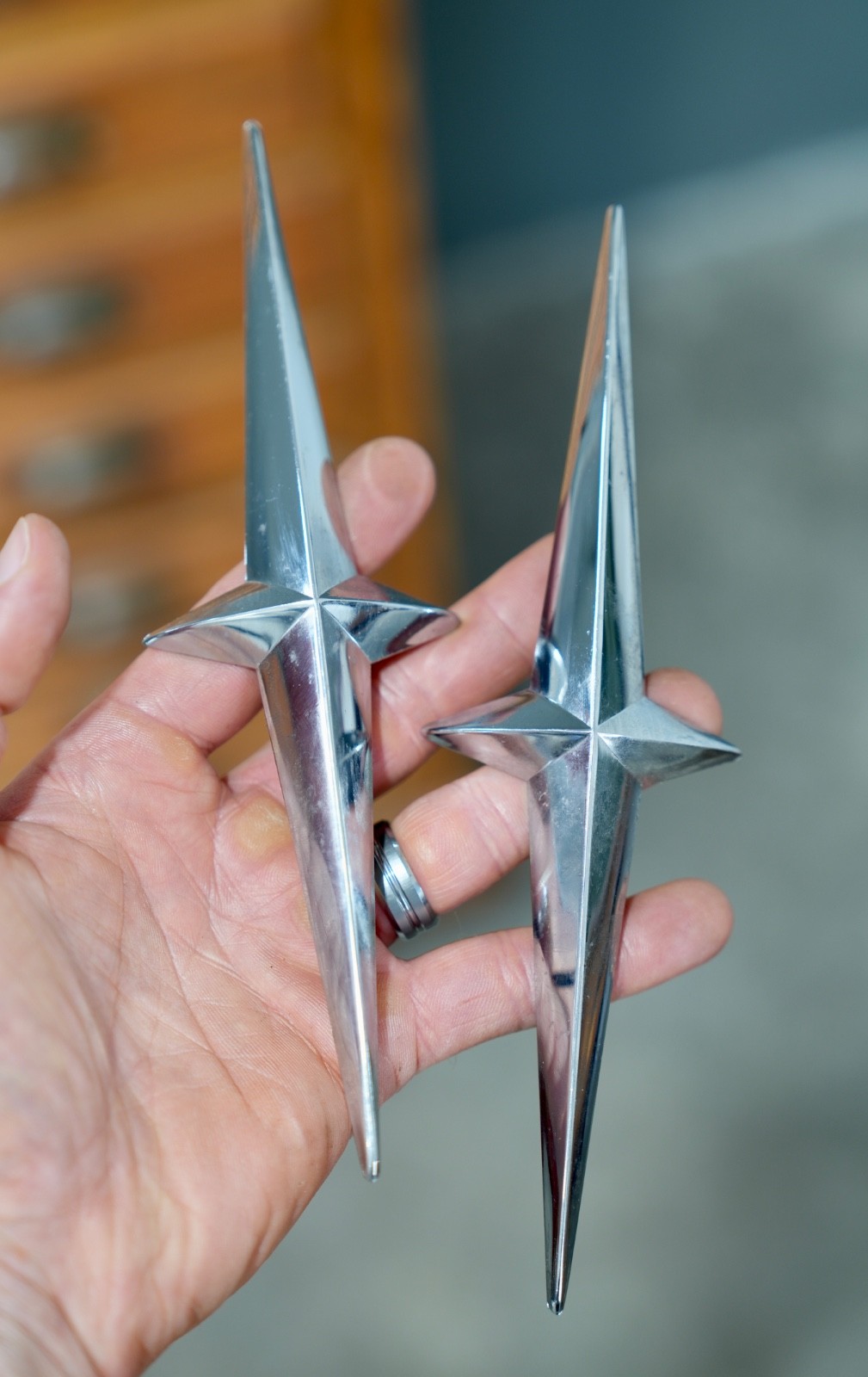 VTG 1957 58 PONTIAC CHROME STAR CHIEF QUARTER PANEL STAR EMBLEM BADGE LOT OF 2