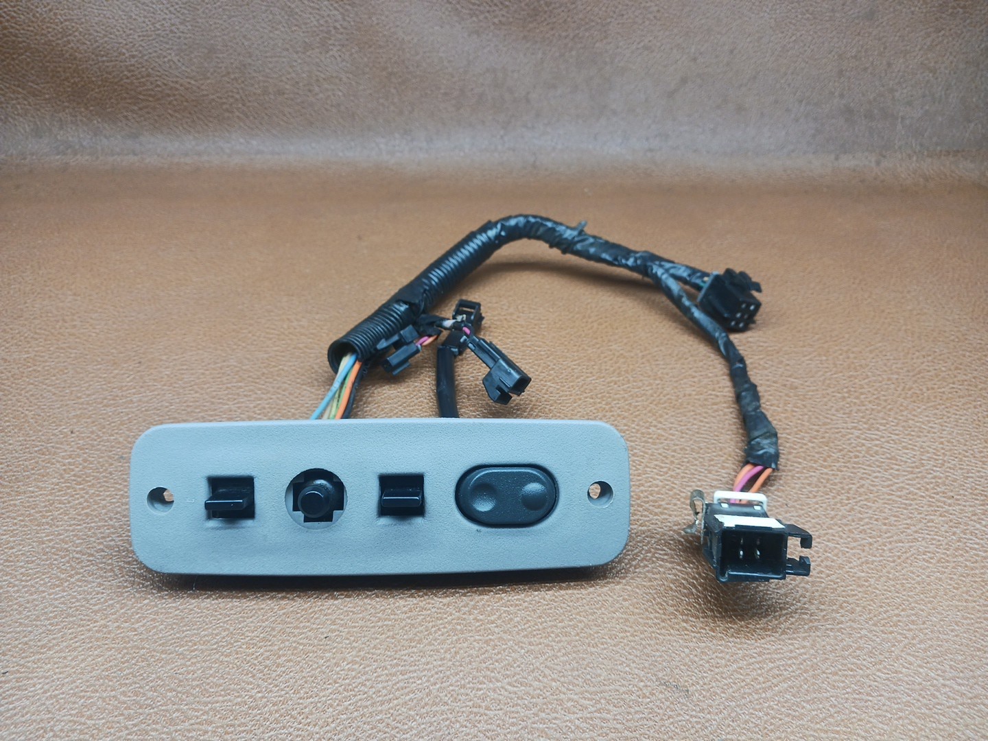 1995-1999 CHEVY SUBURBAN TAHOE/ GMC YUKON LEFT DRIVER POWER SEAT SWITCH GRAY OEM 1995-1999 CHEVY SUBURBAN TAHOE/ GMC YUKON LEFT DRIVER POWER SEAT SWITCH GRAY OEM