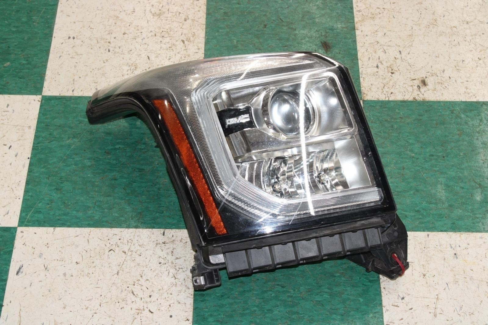 ⚠️DMG⚠️ 15-20 Yukon XL Passenger Right RH Xenon HID Headlight Headlamp Lens OEM