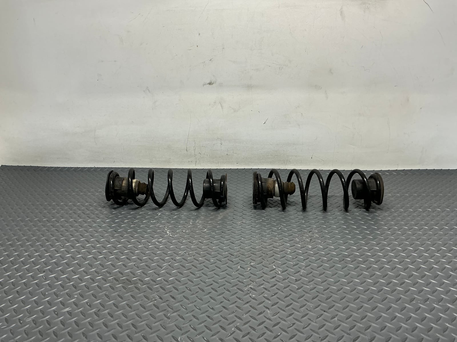 08-20 Dodge Grand Caravan Rear Right & Left Side Coil Spring OEM 08-20 Dodge Grand Caravan Rear Right & Left Side Coil Spring OEM