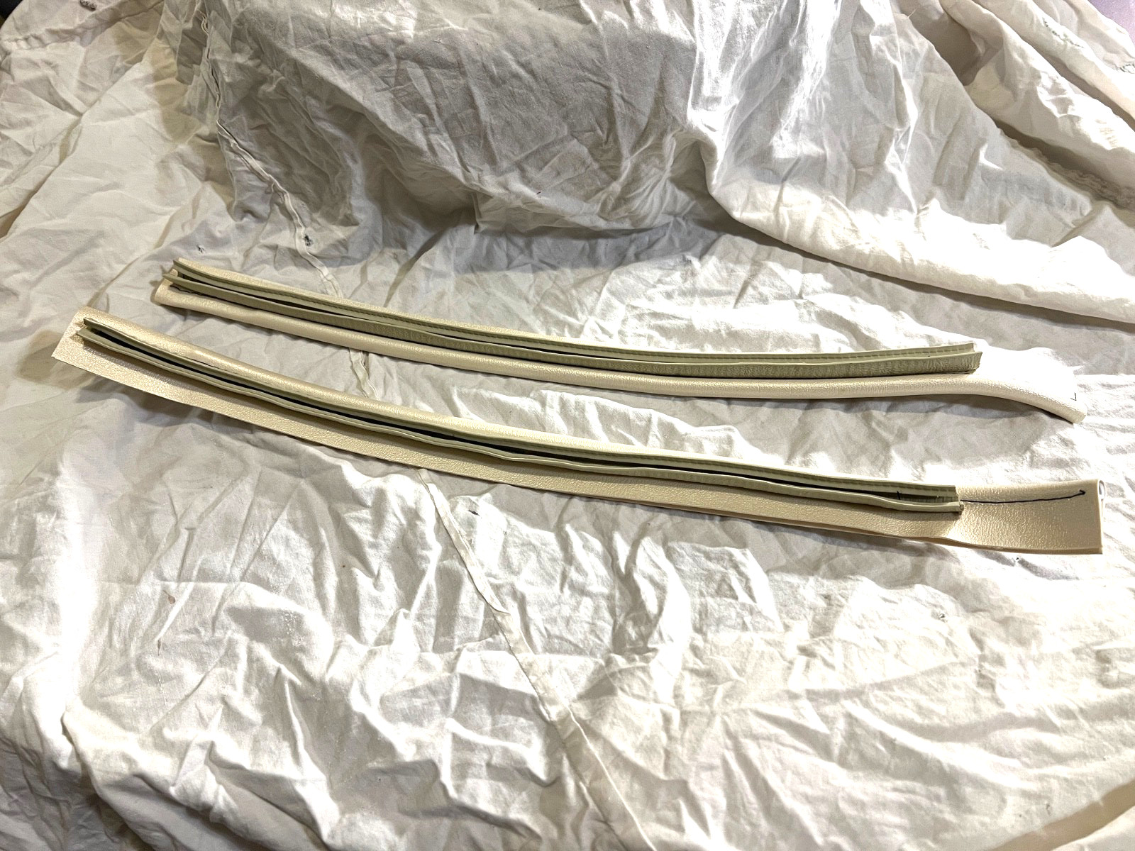 1969 1970 FORD MUSTANG INTERIOR QUARTER PANEL PILLAR WINDLACE WHITE PAIR LH RH