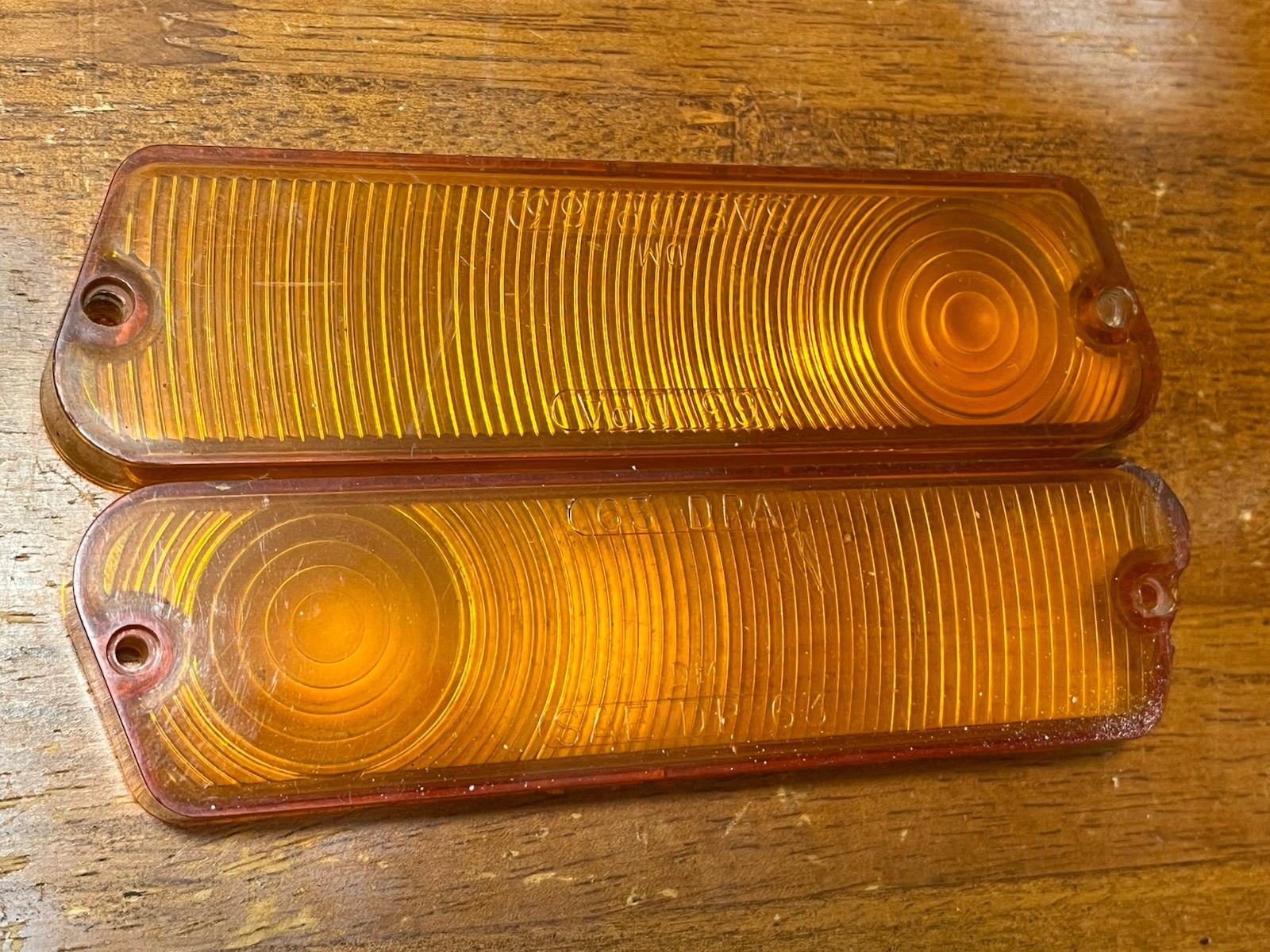 1963 STUDEBKAKER LARK LH RH AMBER DIRECTIONAL PARK LIGHT LENS PAIR OEM 63 DPA 1963 STUDEBKAKER LARK LH RH AMBER DIRECTIONAL PARK LIGHT LENS PAIR OEM 63 DPA